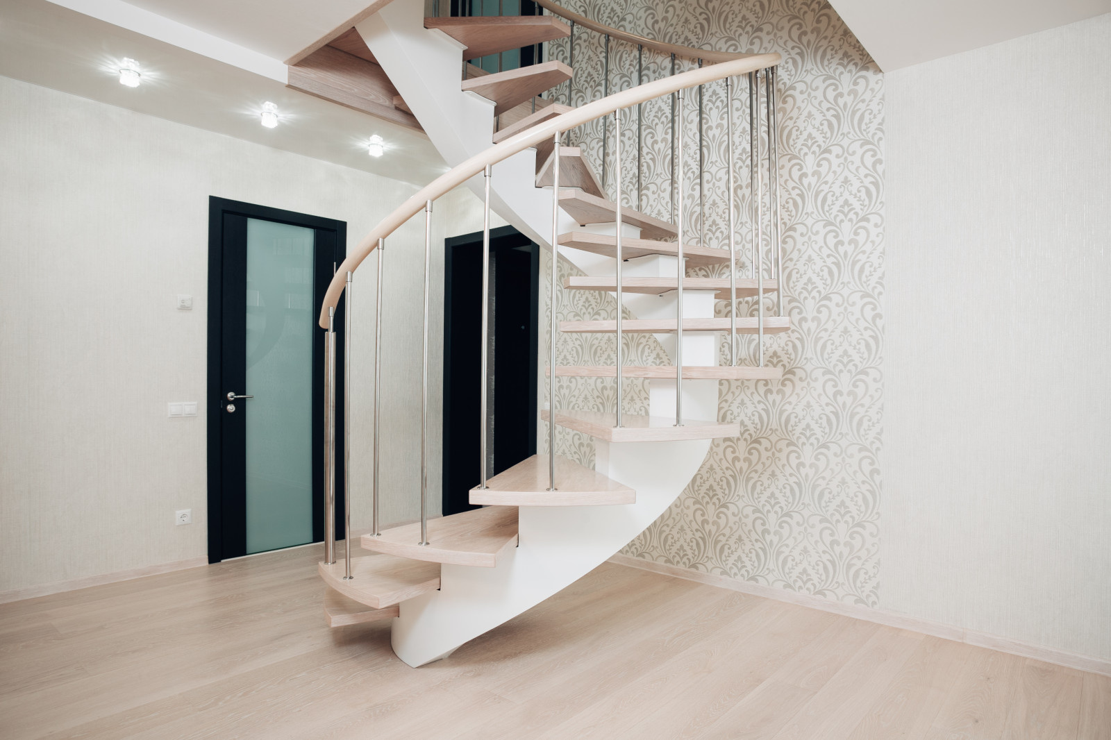 Эвольвентная (винтовая) лестница в квартире на бульваре Миттова г. Чебоксары