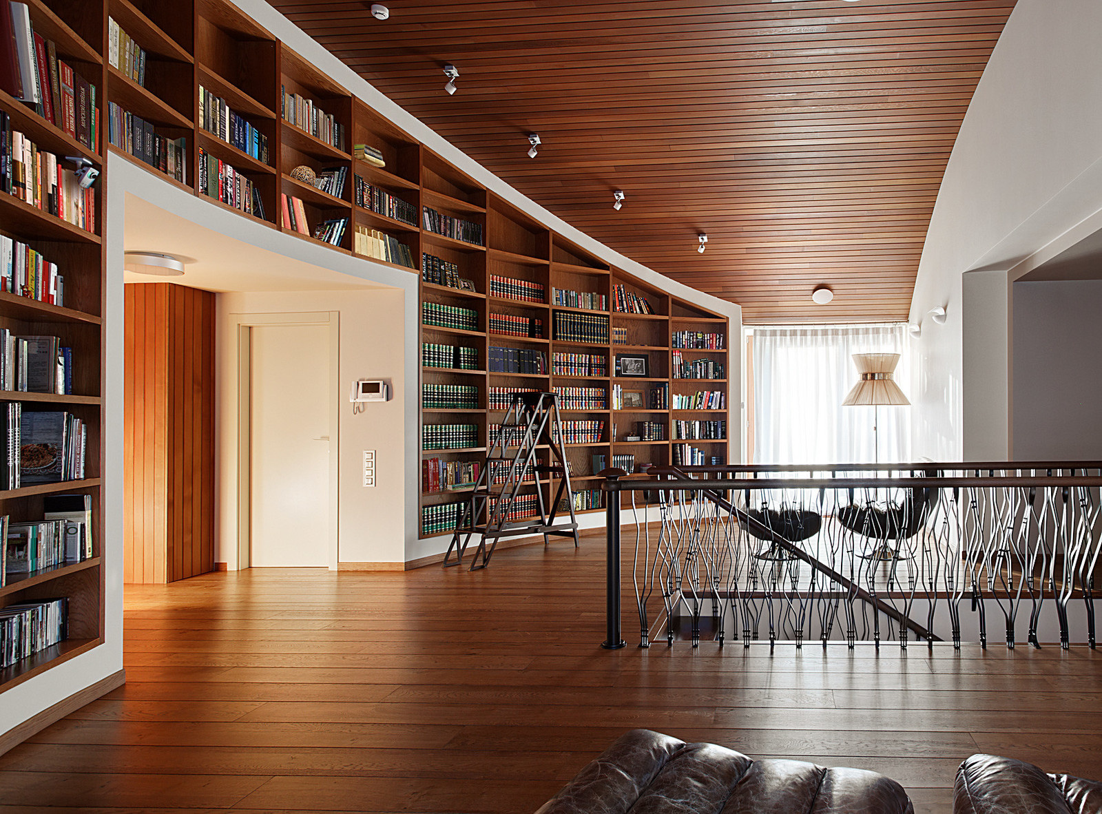 Просто фото: 27 идей, где хранить книги