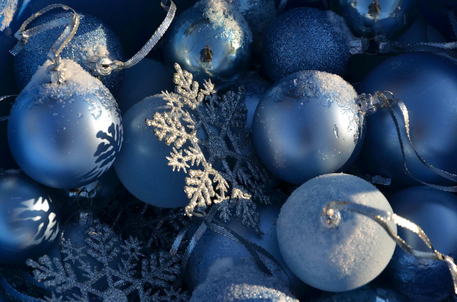 Вопрос: В каких цветах нарядить новогоднюю елку