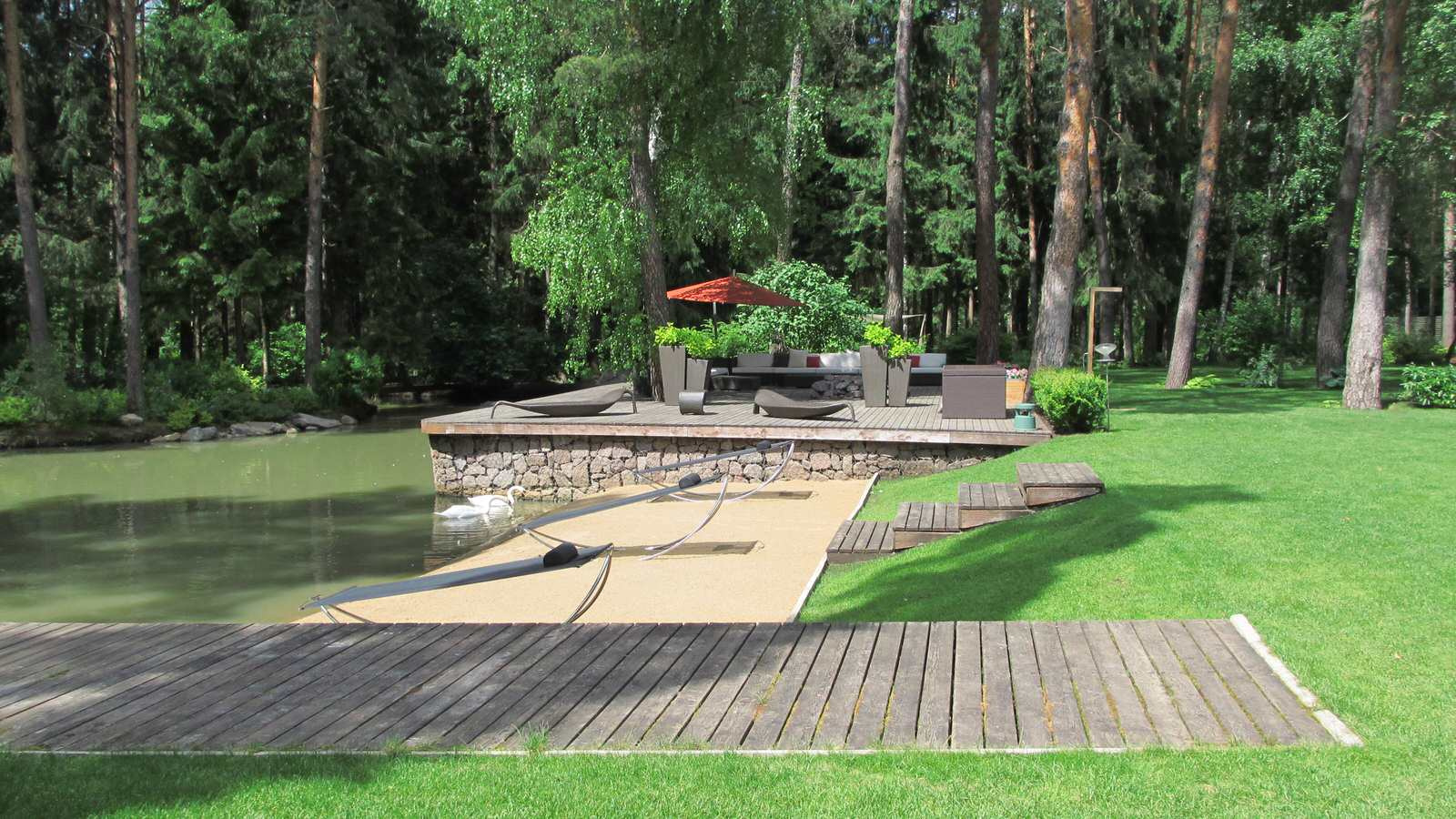 Дом в соснах у пруда