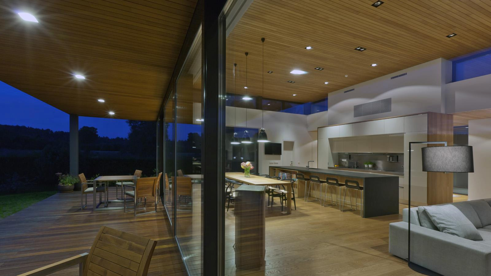 Современный взгляд на остекление (дерево-алюминиевые окна)