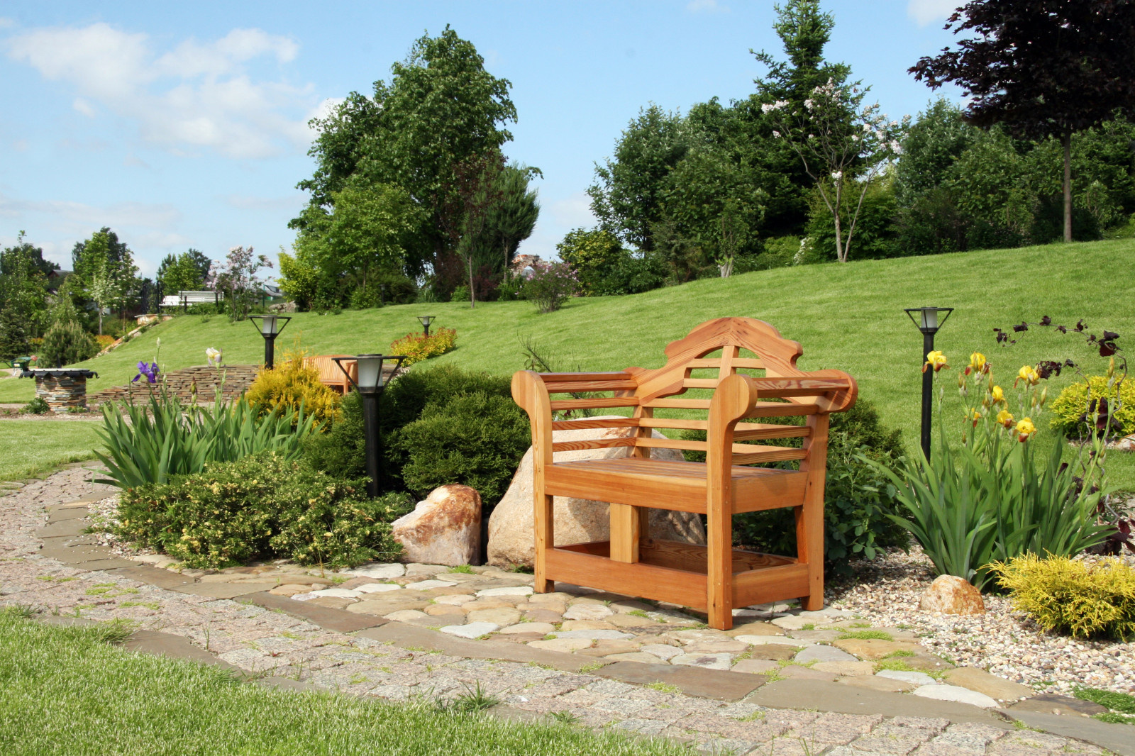 Садовая скамья в окружении миксбордера