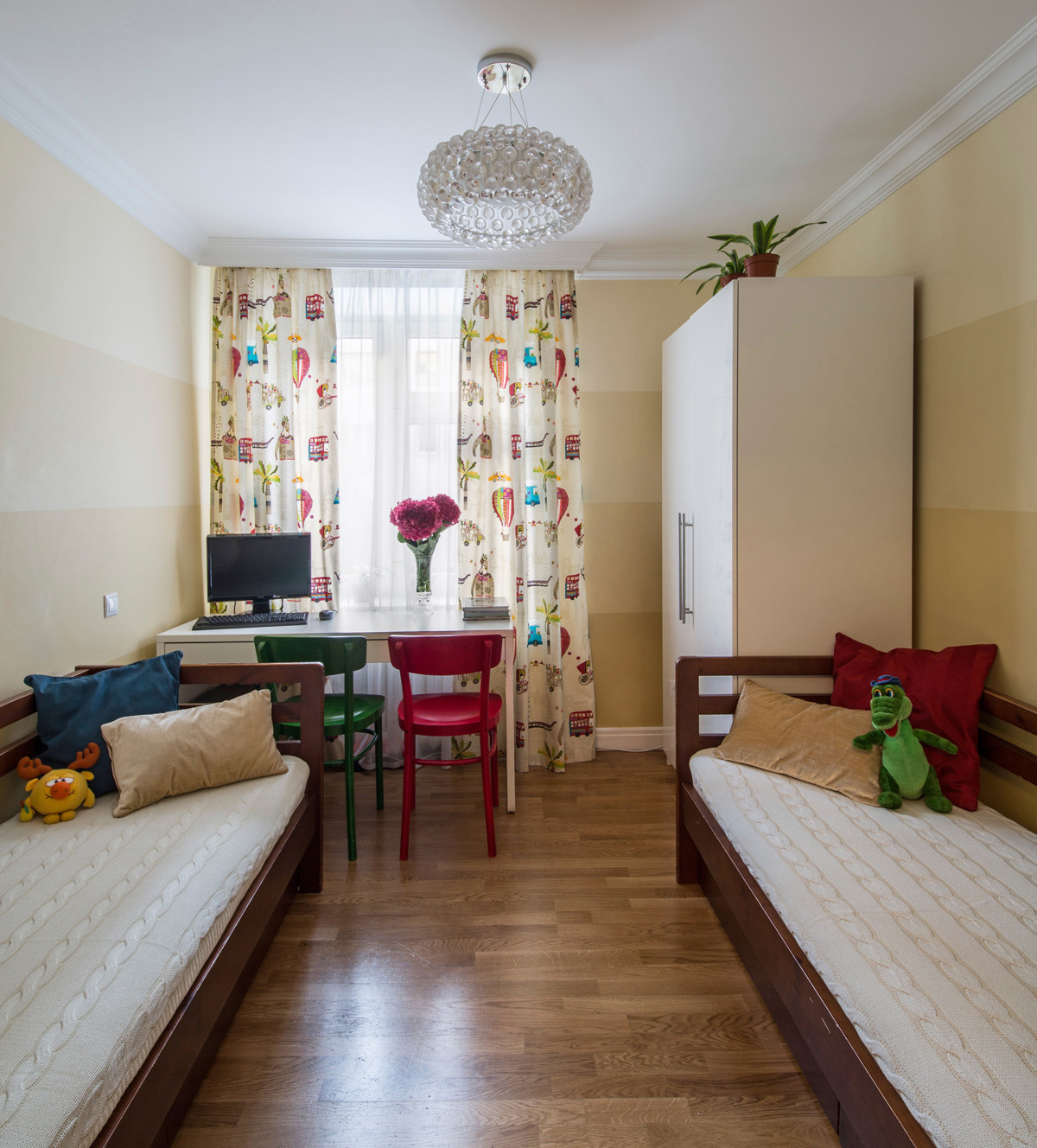 Houzz тур: Угловая хрущевка с яркими деталями