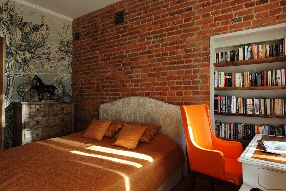 Houzz тур: Мужской интерьер с кирпичными стенами в историческом доме