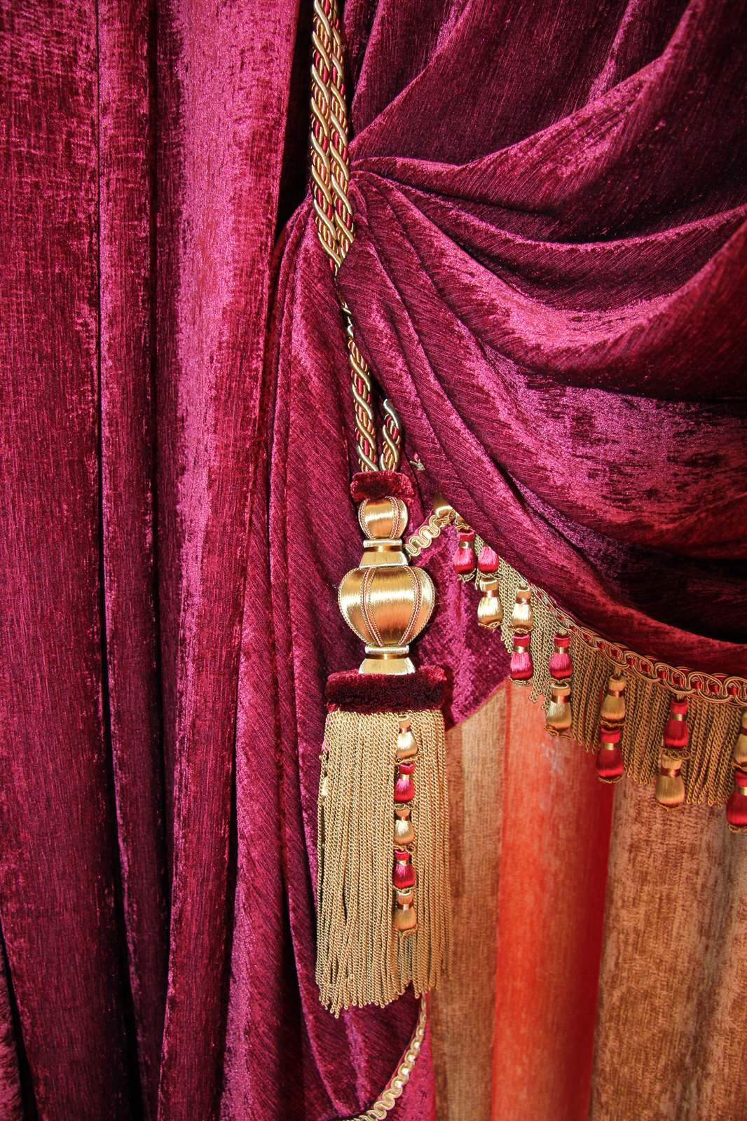 Обложка проекта: Текстильный дизайн для ювелирного дома CHAMOVSKIKH  в клубном доме "Тихвинъ"