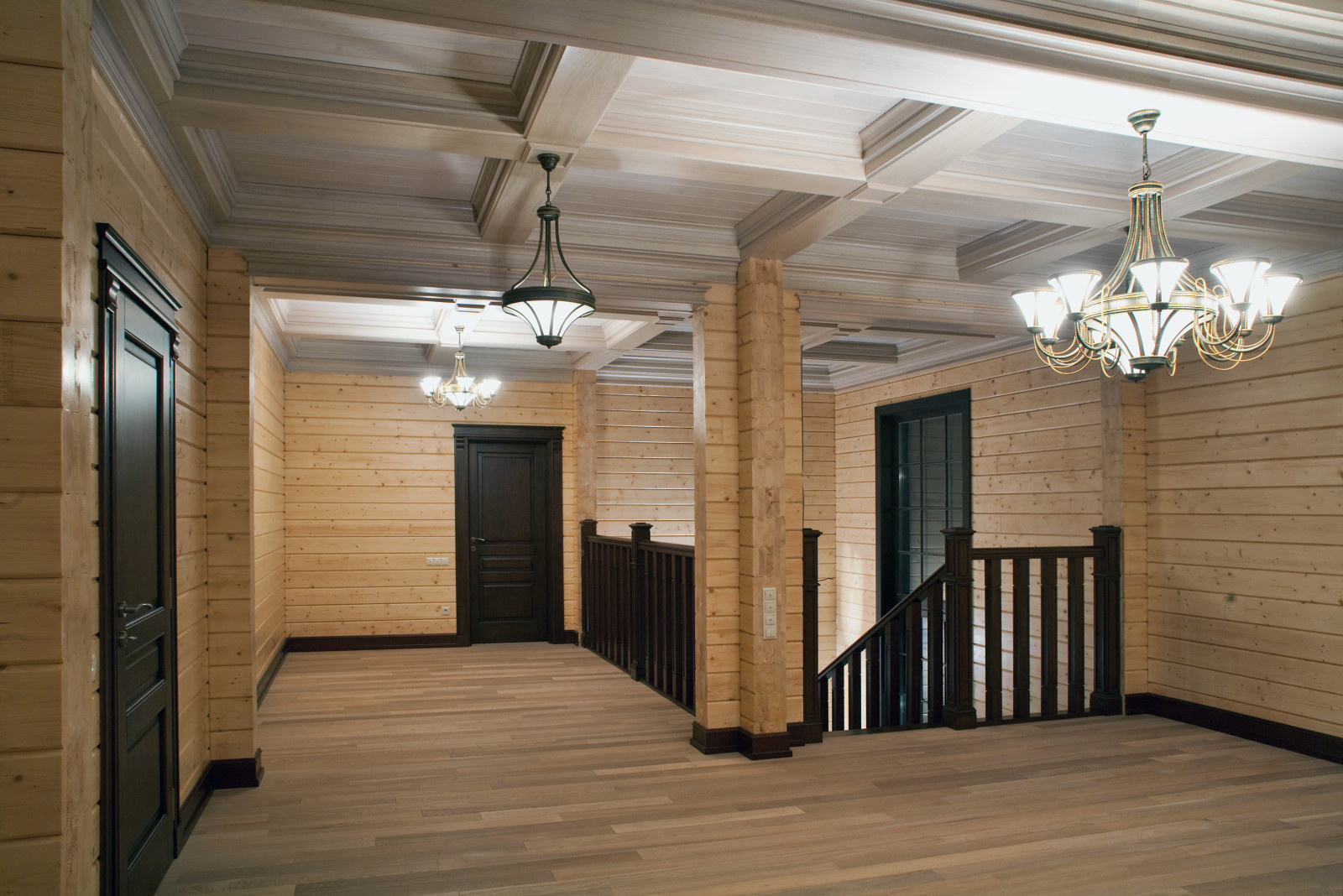 Кессонные потолки, стеновые панели, двери и кухня в деревянном доме