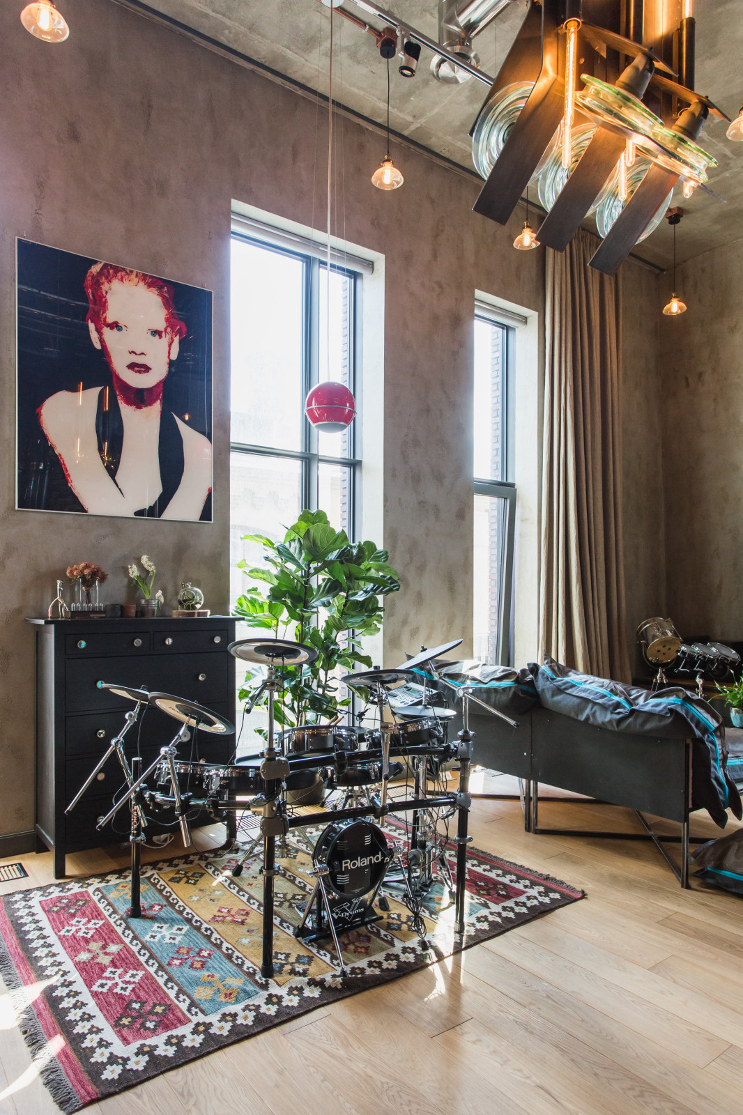 В гостях: Современный лофт, наполненный арт-объектами и музыкой