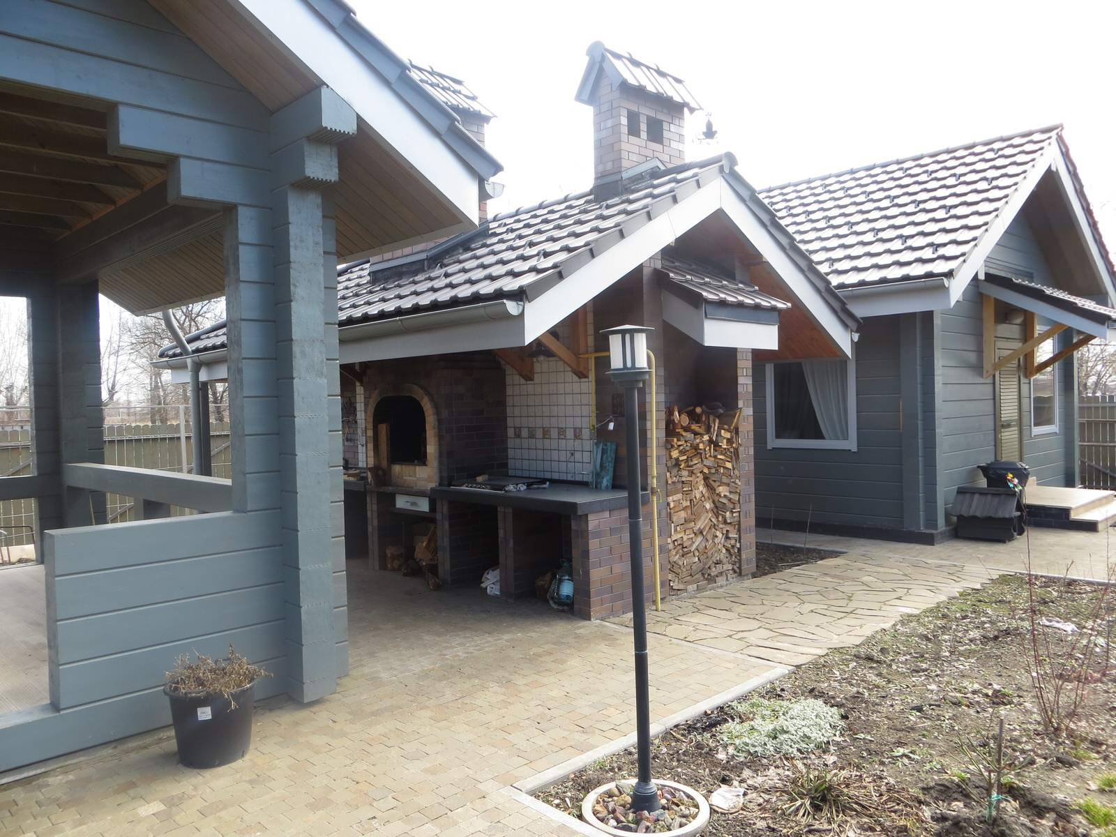 Жилой дом с гаражем, бассейном, сауной, беседкой, барбекью и гостевым домом