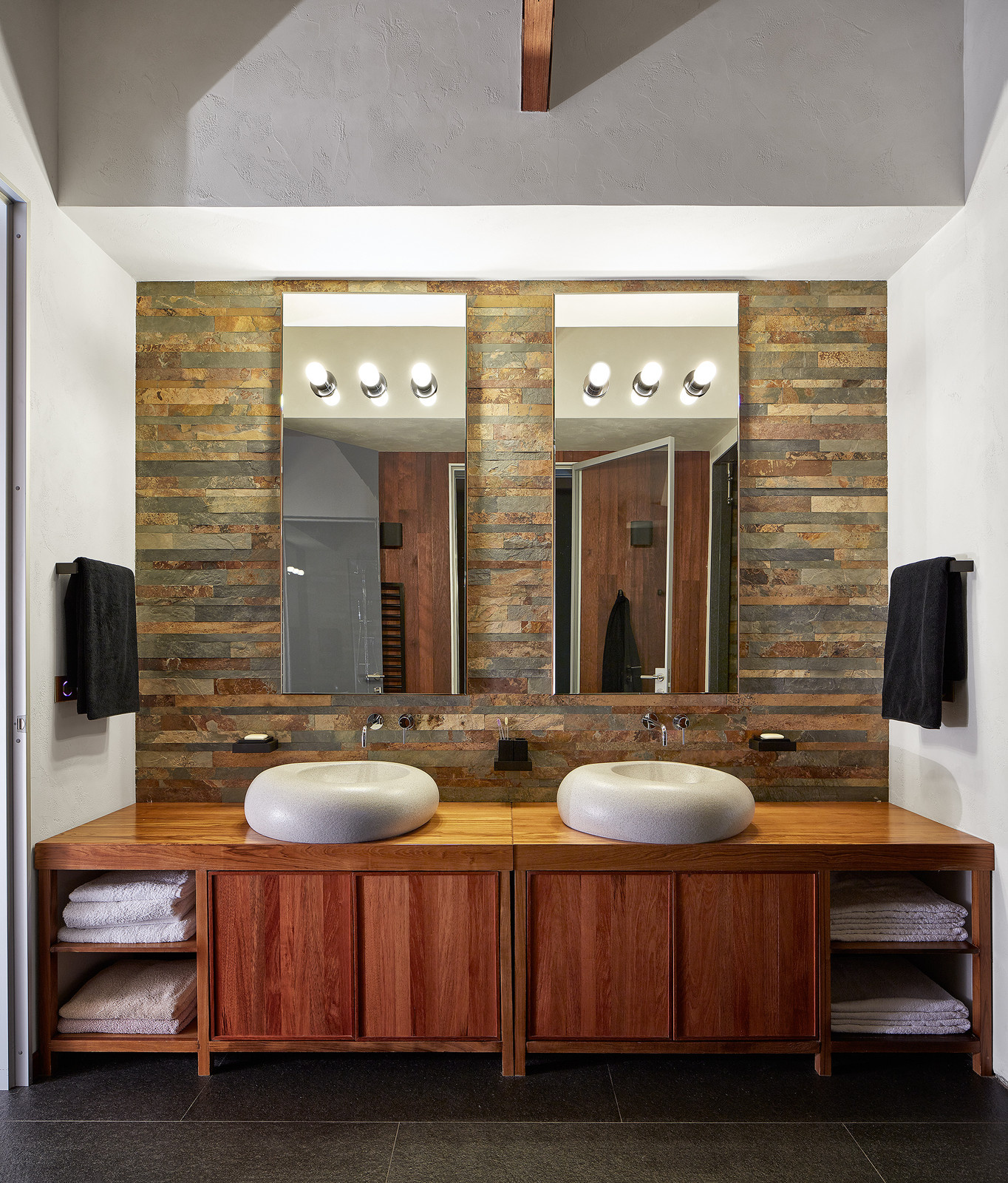 Дом на реке | Barn by a River