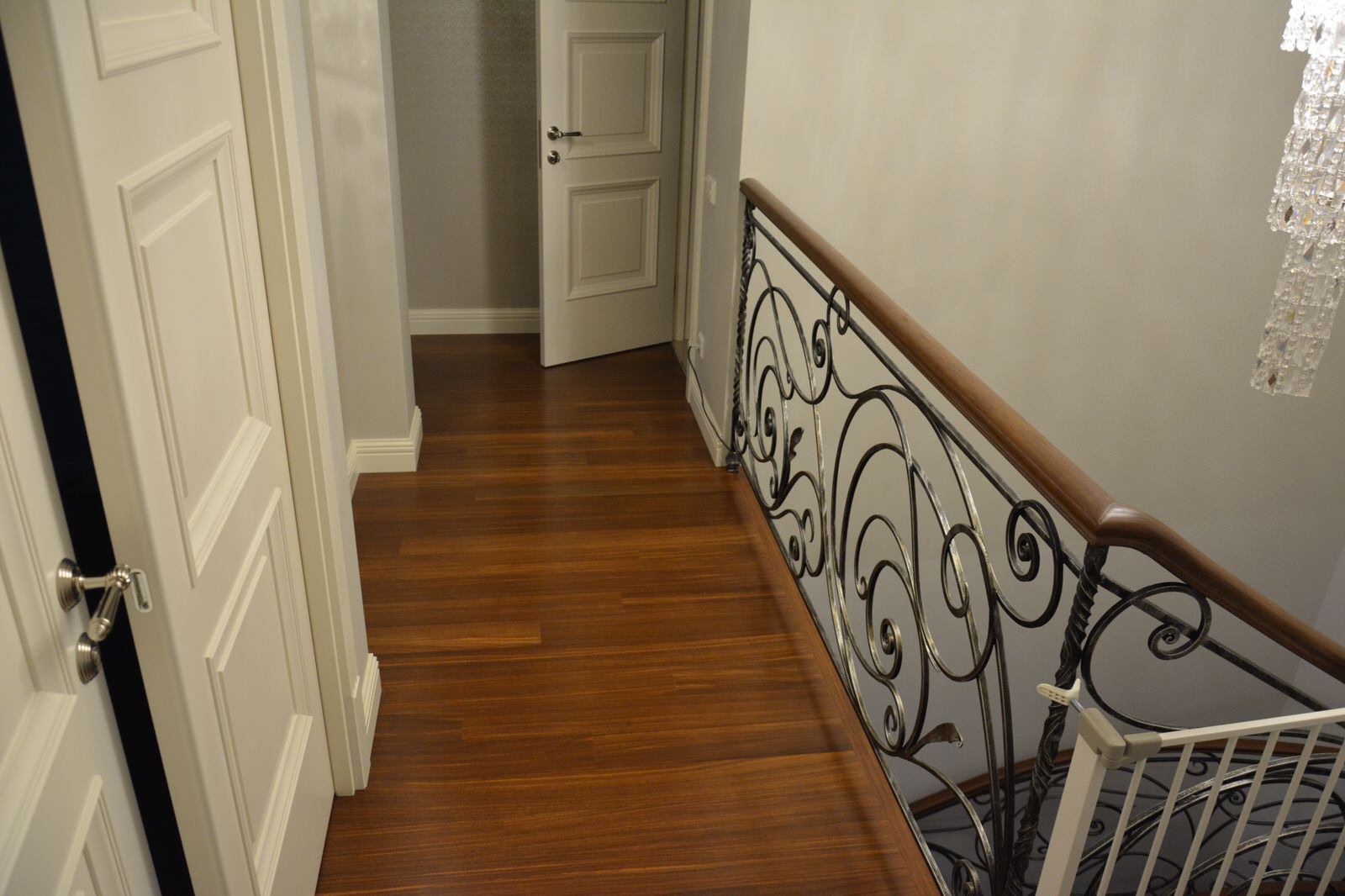 Облицовка  бетонного марша, ступеньки  из  массива  дуба, кованное  ограждение,