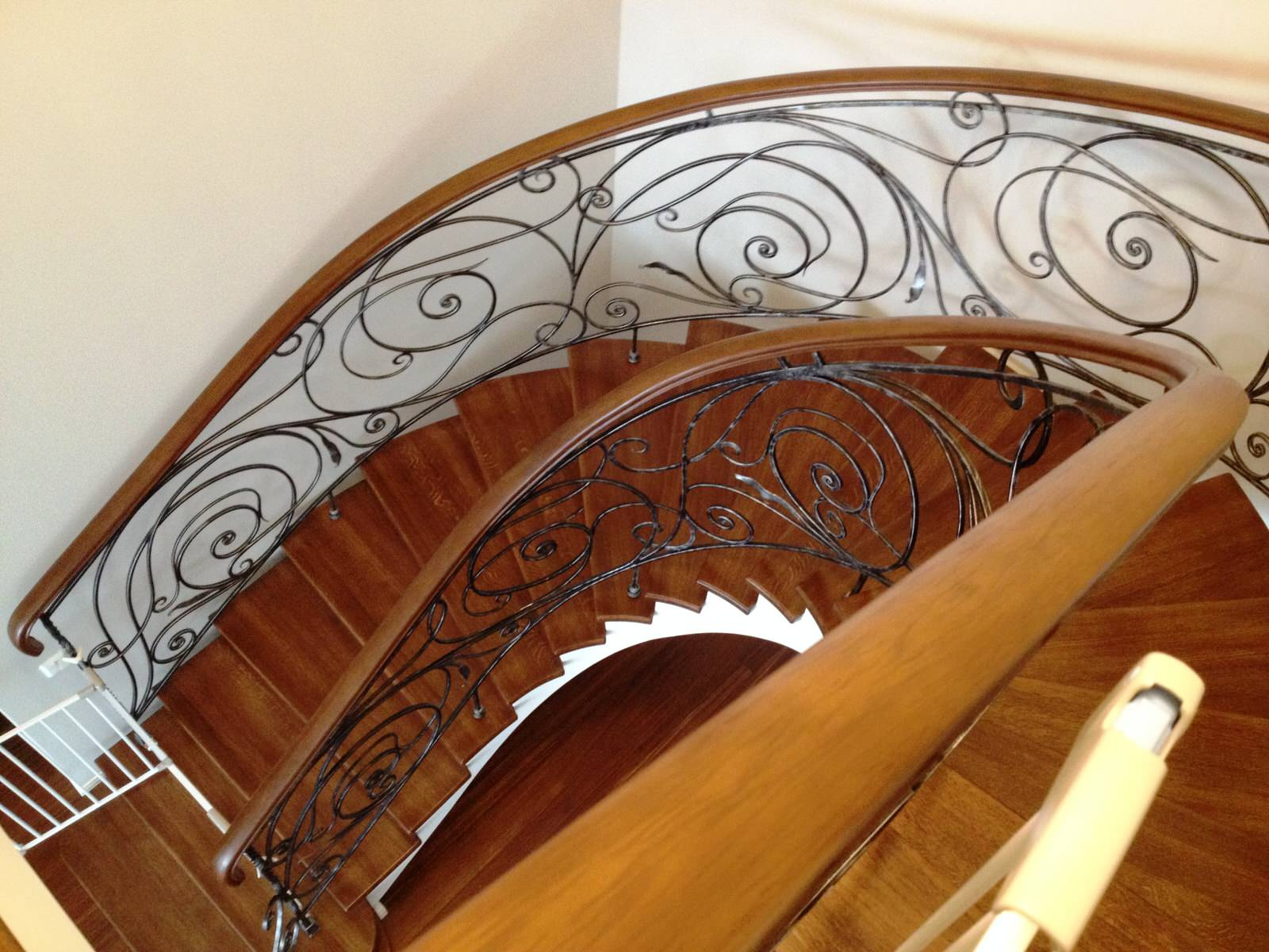 Облицовка  бетонного марша, ступеньки  из  массива  дуба, кованное  ограждение,