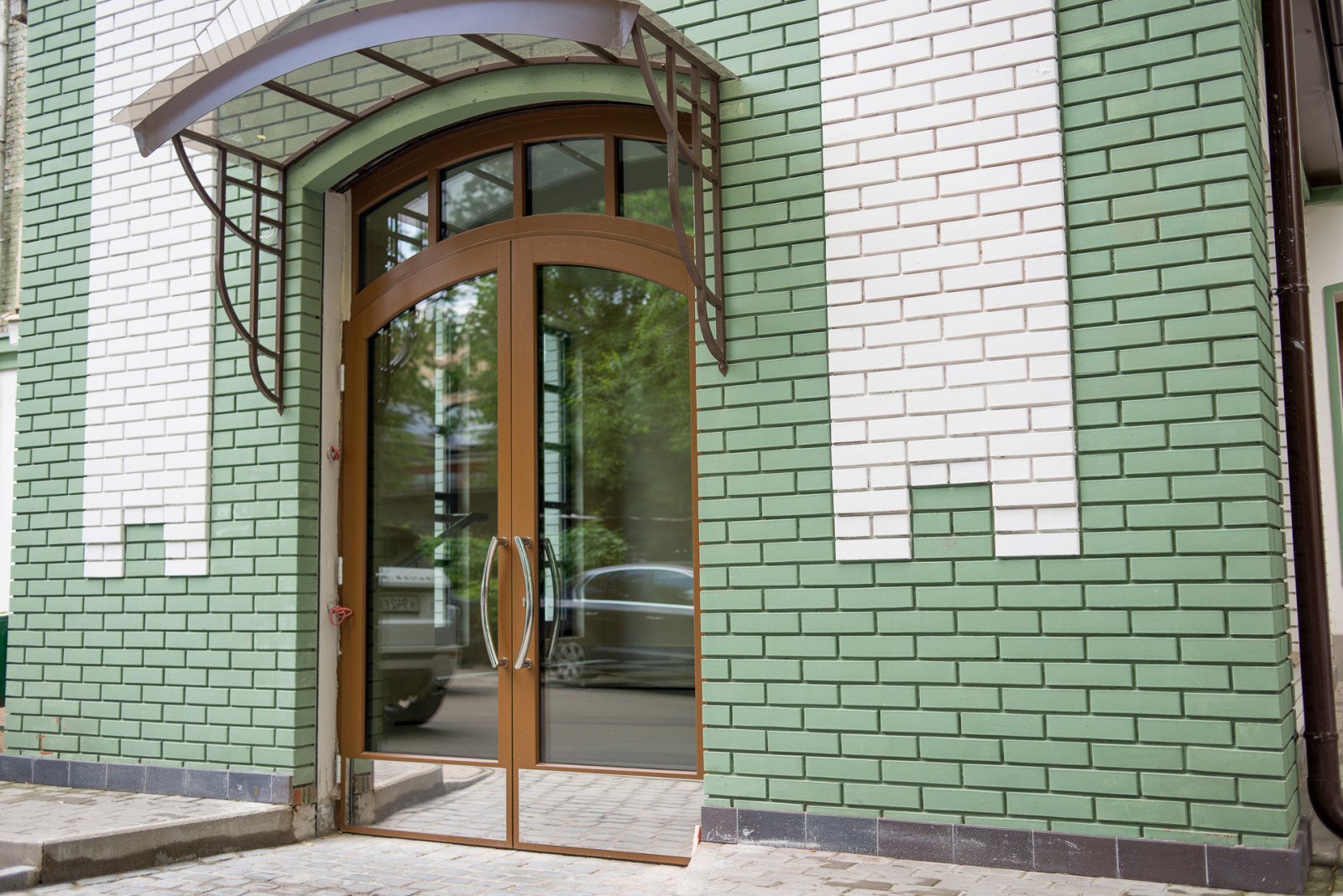 пер. Васнецова д.9 стр.2 (деревянные и дерево-алюминиевые окна и двери)