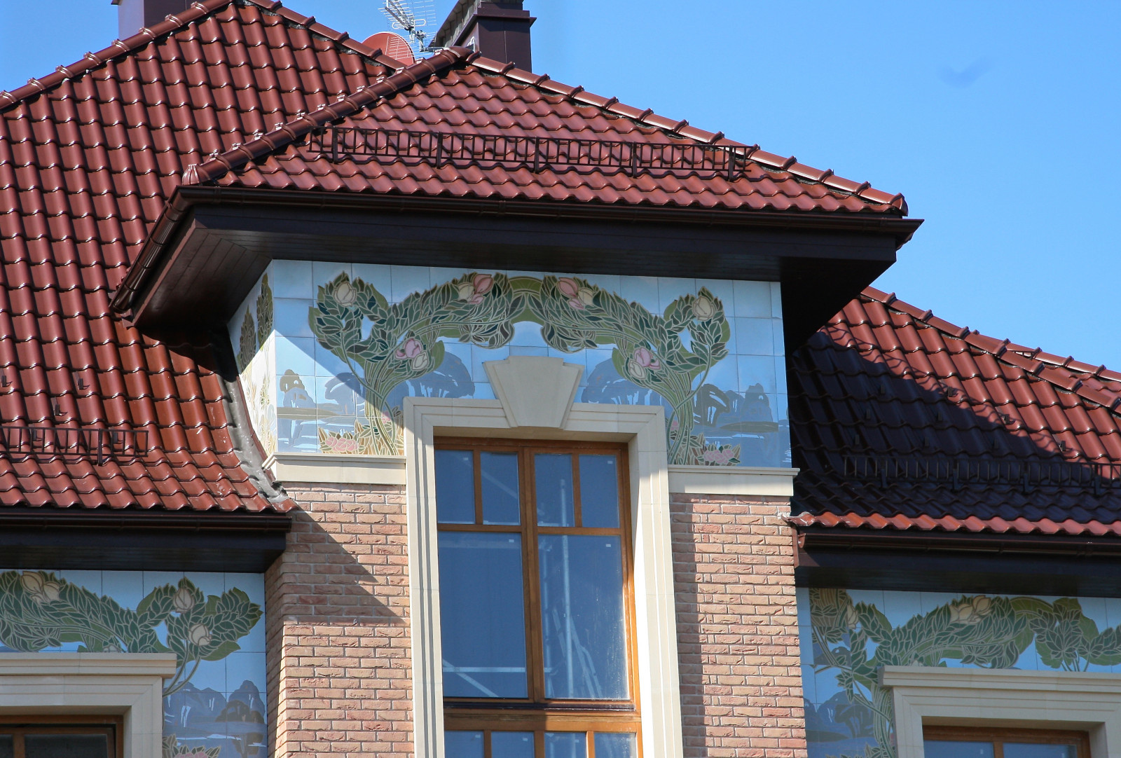 Керамические панно для украшения фасадов, интерьеров.