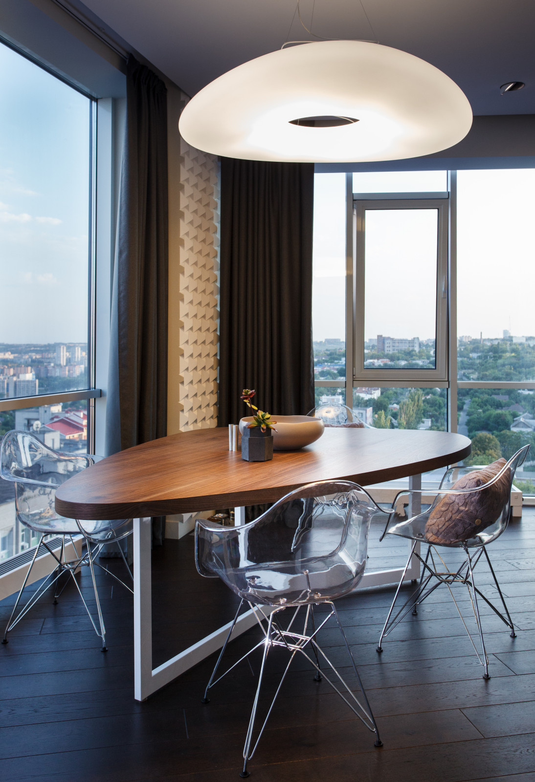 Houzz Украина: Минимализм и ломаные линии в квартире для двоих