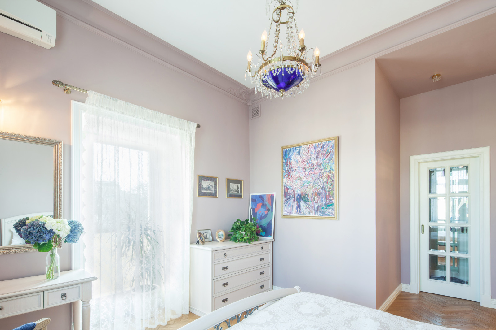 Neoclassical apartment
