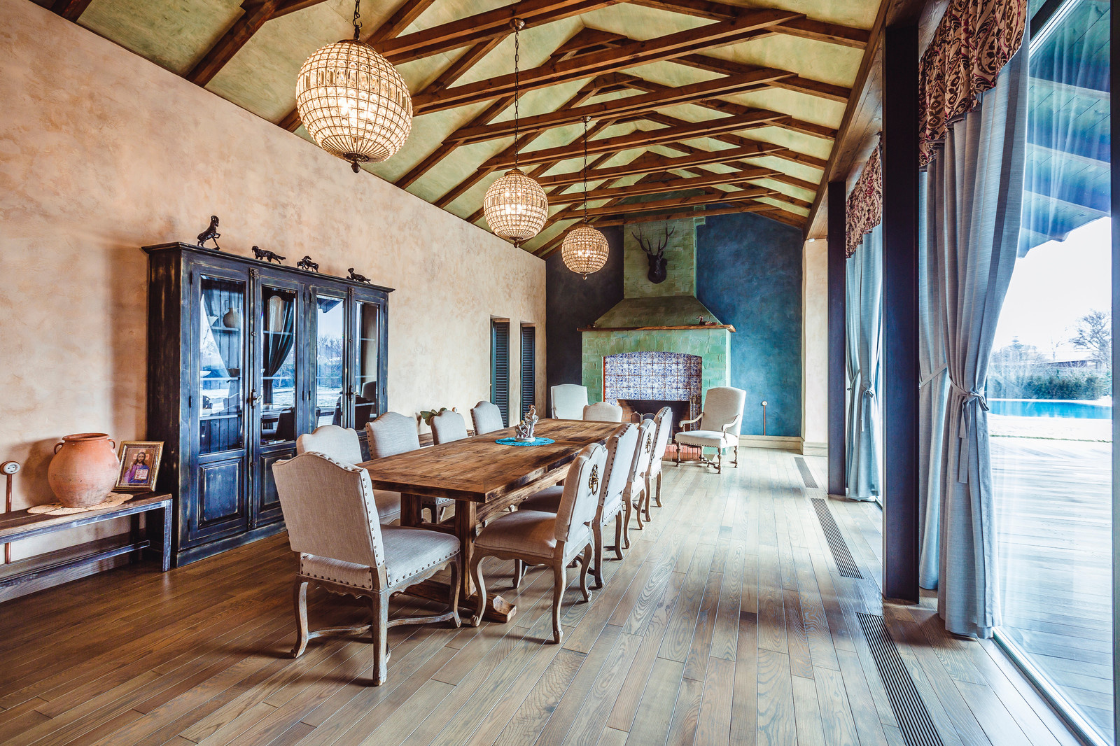 Дизайн-дебаты: Можно ли вешать телевизор над камином?