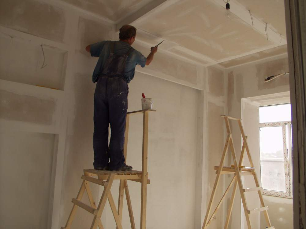 Инструкция Houzz: Как клеить обои на потолок