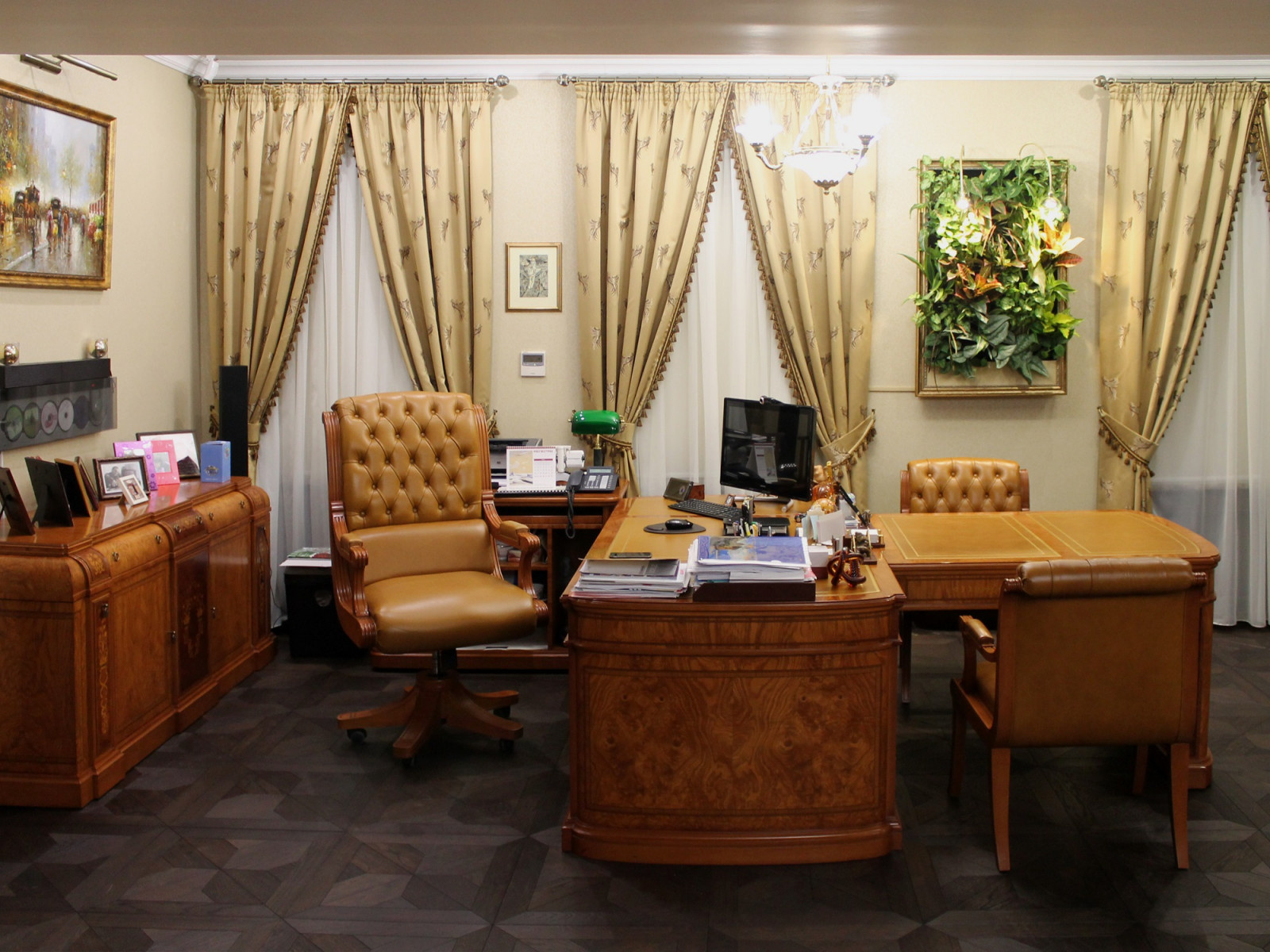 Классический кабинет в старом московском особняке