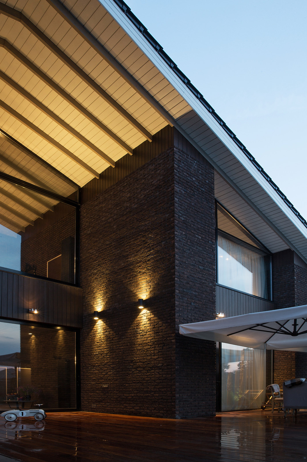 Фасад двухэтажного дома