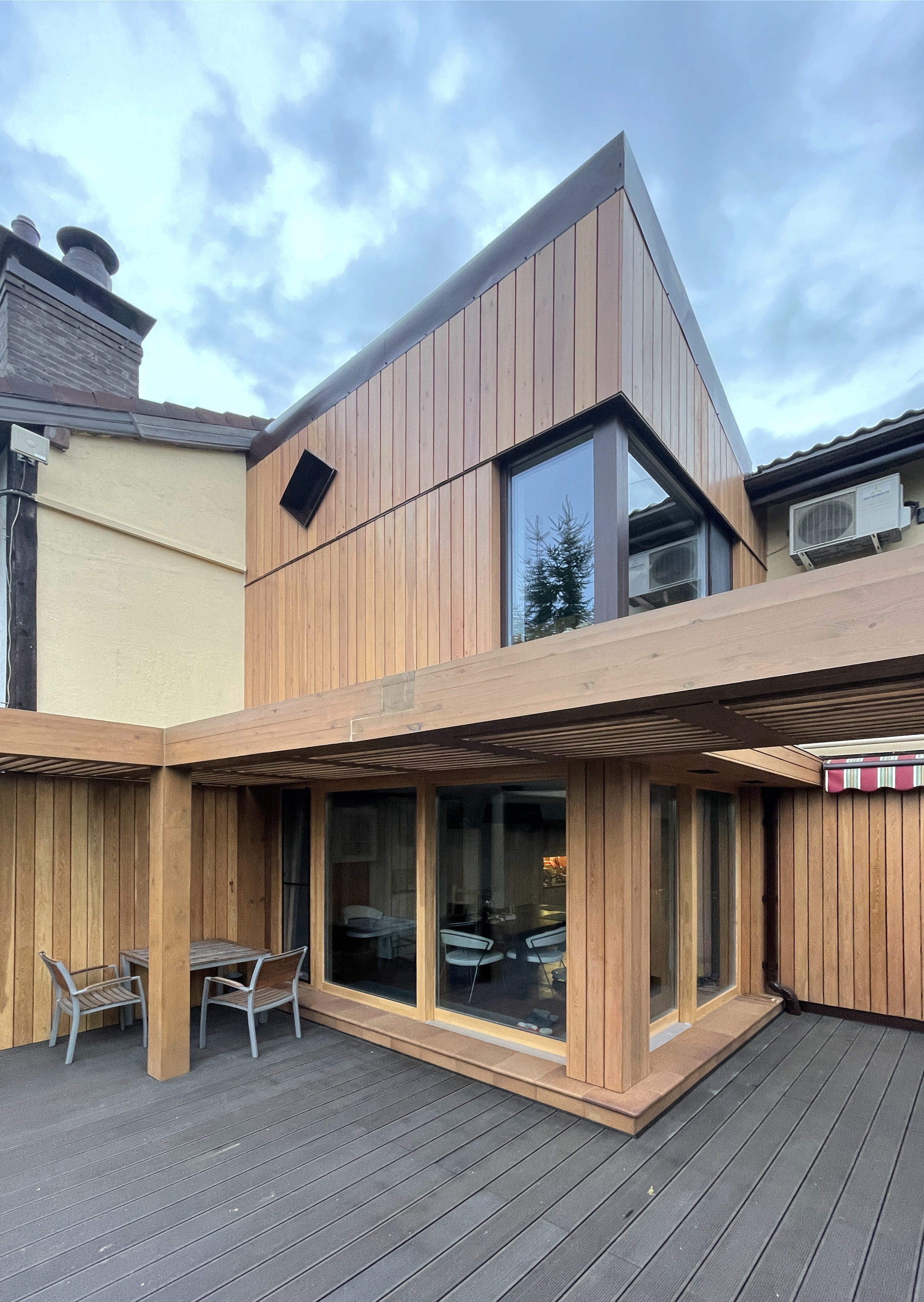 Двухэтажная пристройка к пентхаусу и пергола