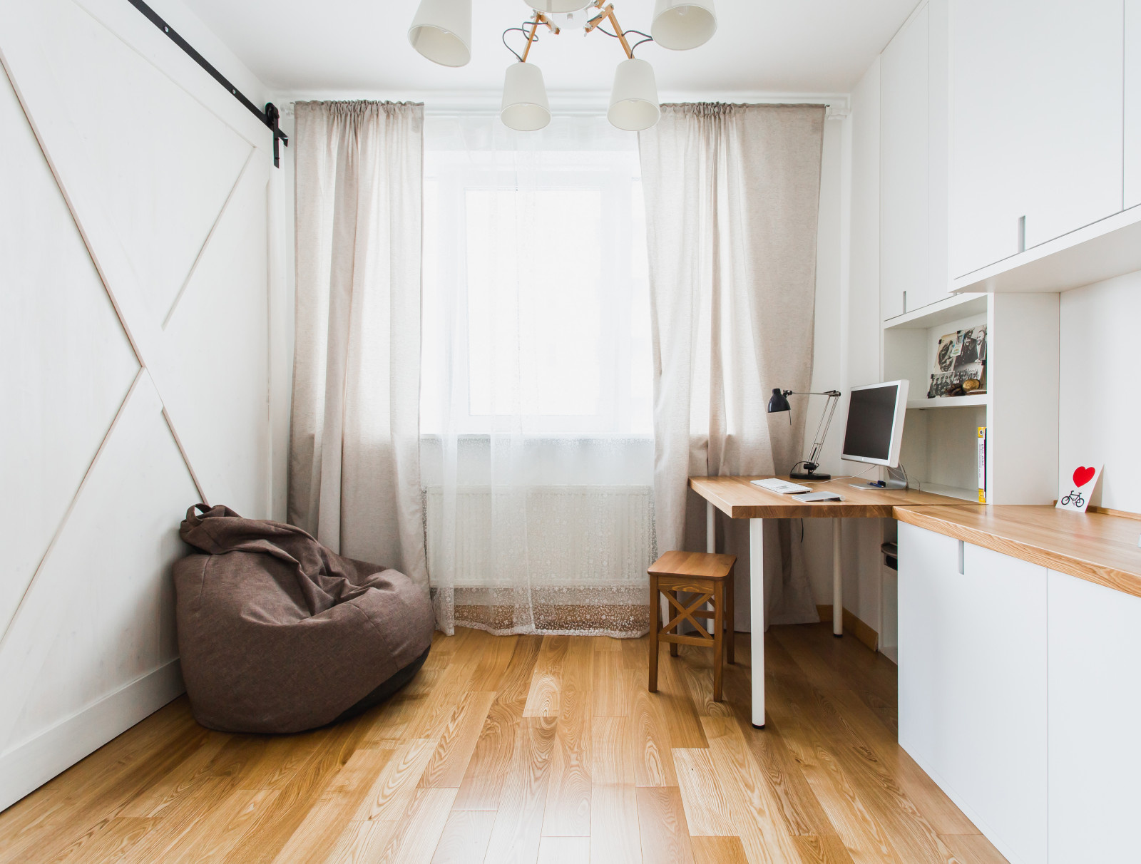 В гостях: Трехкомнатная квартира с умной планировкой и амбарной дверью