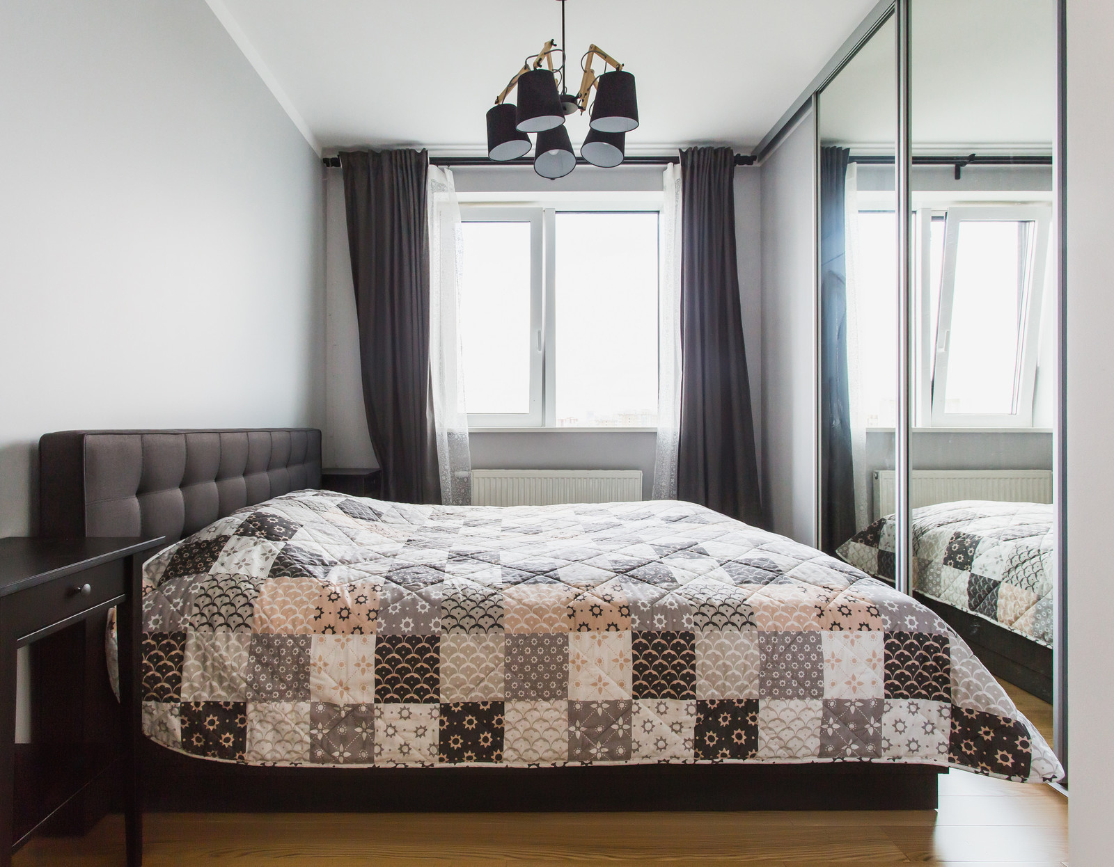 В гостях: Трехкомнатная квартира с умной планировкой и амбарной дверью