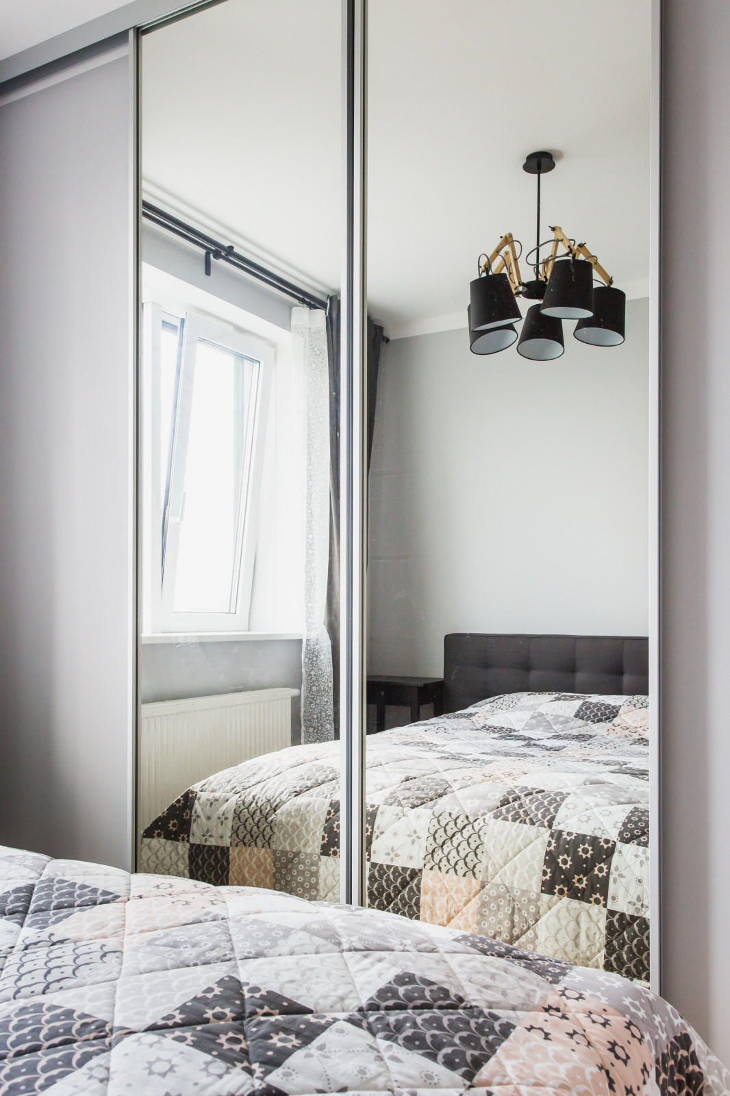 В гостях: Трехкомнатная квартира с умной планировкой и амбарной дверью