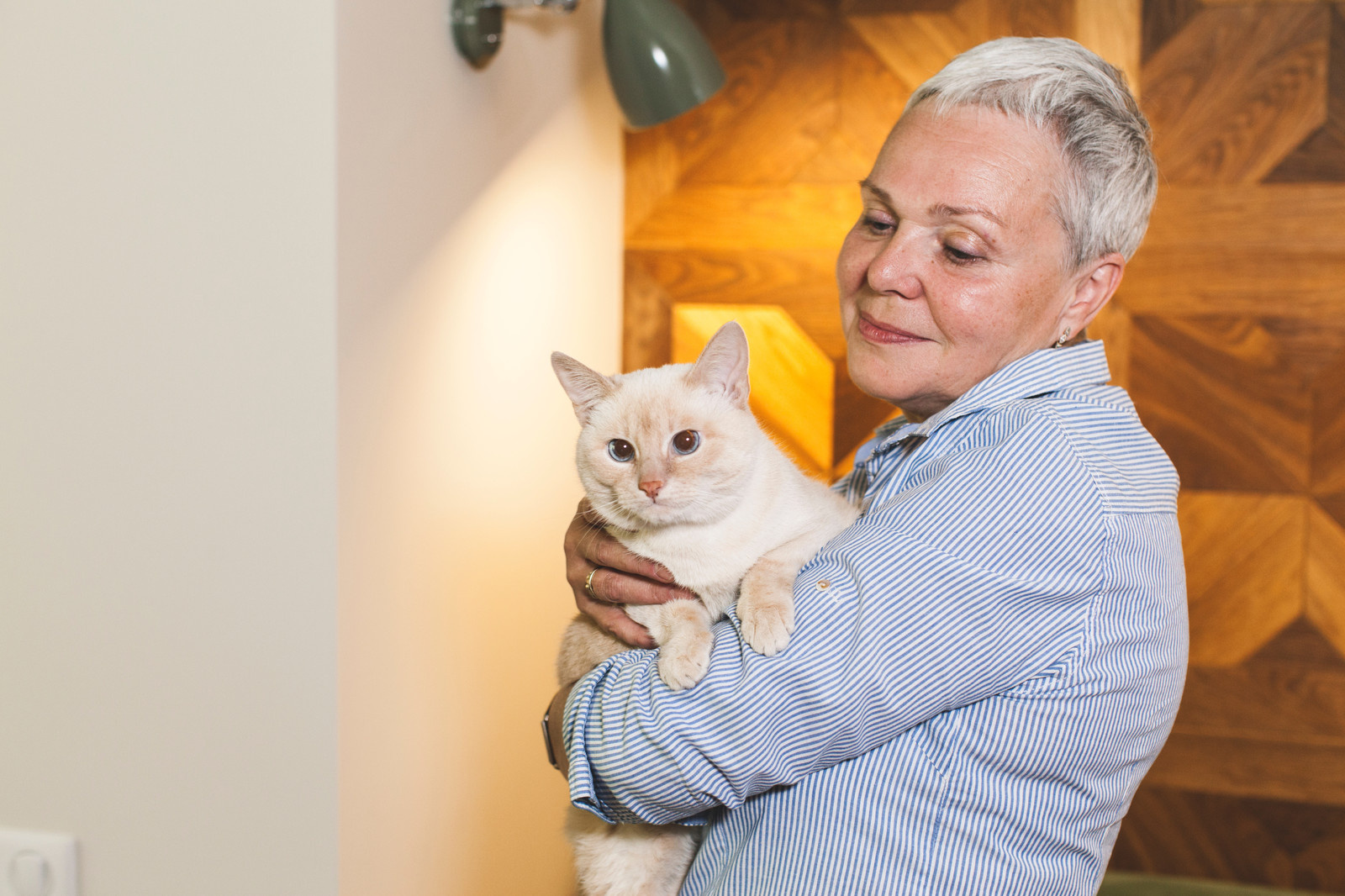 В гостях: Квартира учительницы—с бетонным потолком и винтажной мебелью