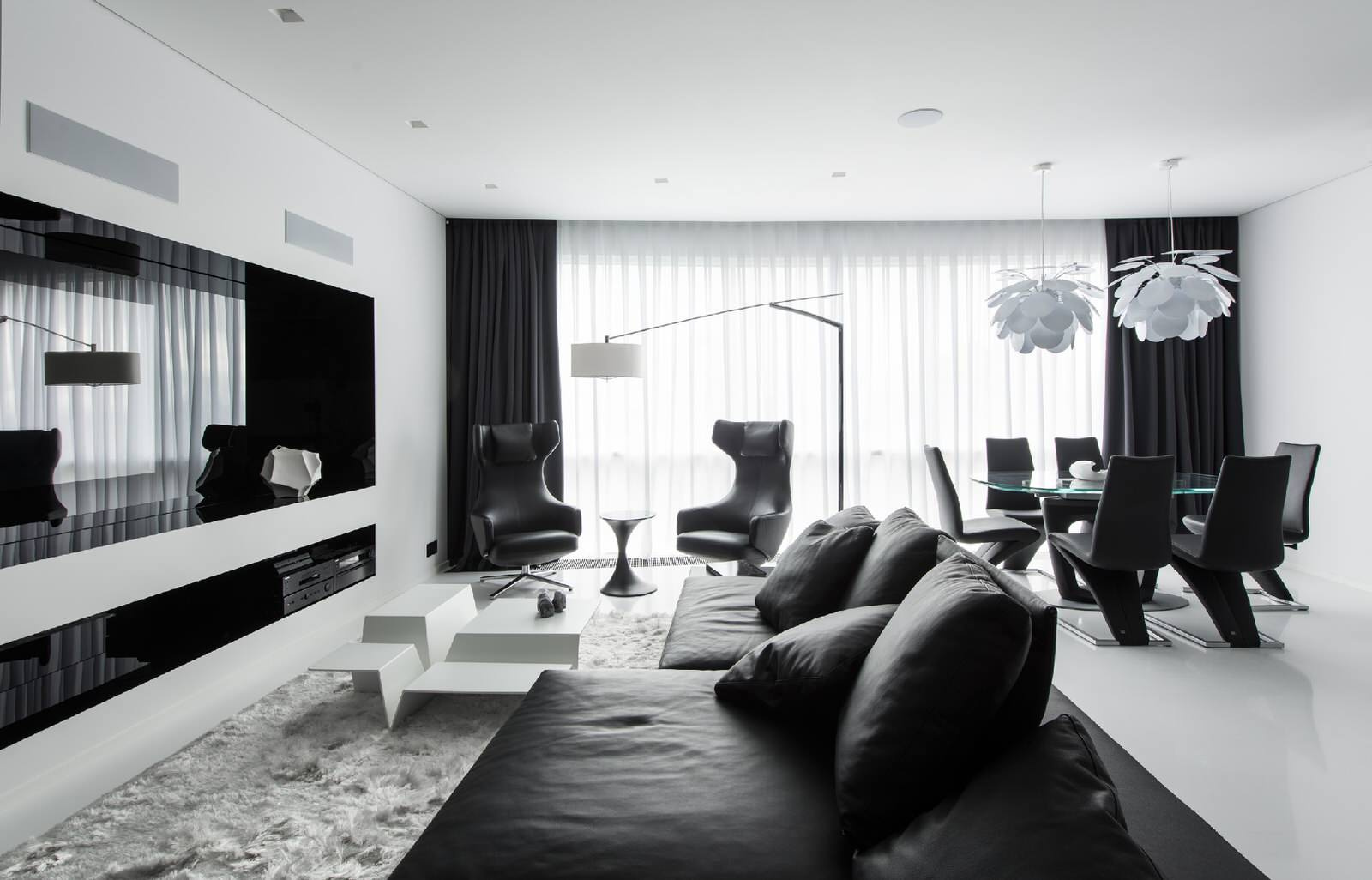 Houzz тур: Черно-белая квартира с обилием стекла и мрамора