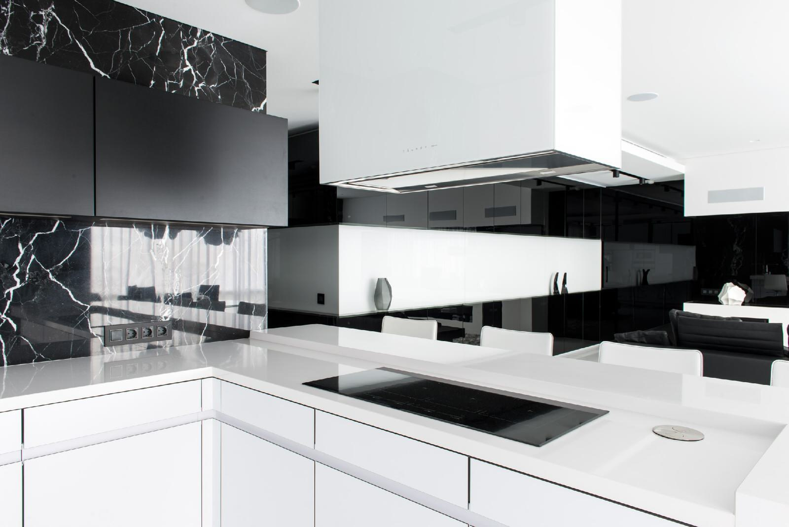 Houzz тур: Черно-белая квартира с обилием стекла и мрамора