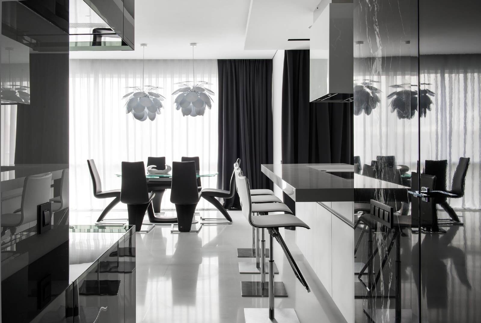 Houzz тур: Черно-белая квартира с обилием стекла и мрамора