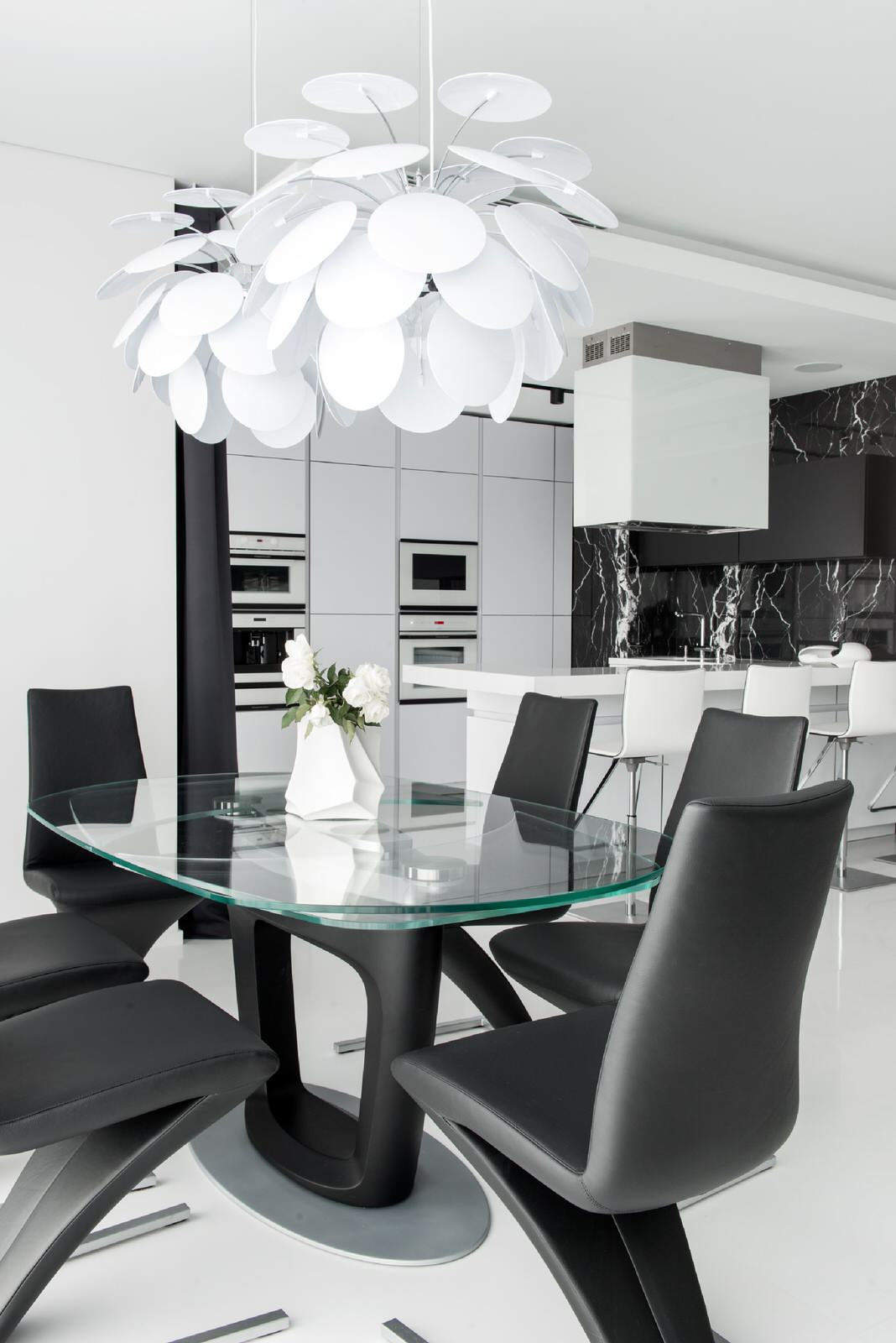 Houzz тур: Черно-белая квартира с обилием стекла и мрамора