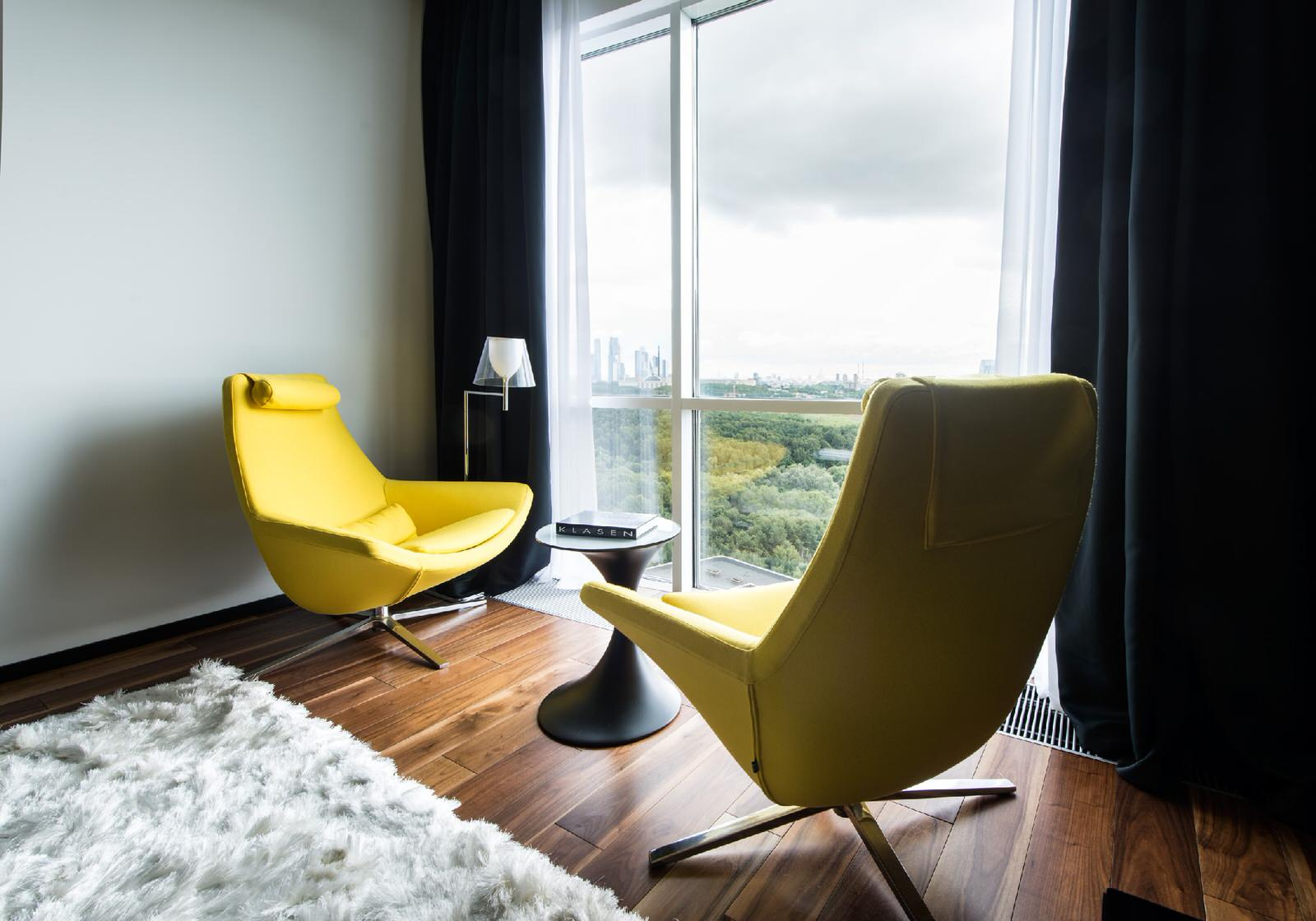 Houzz тур: Черно-белая квартира с обилием стекла и мрамора