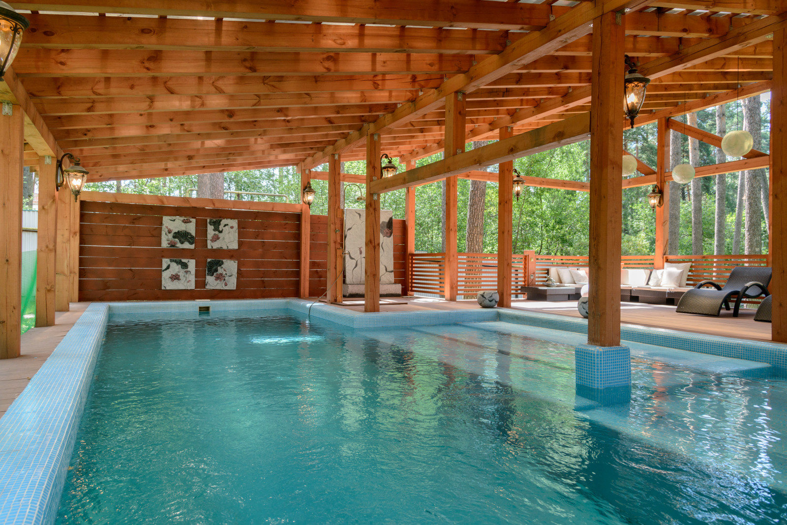 Полукрытый бассейн в сосновом бору