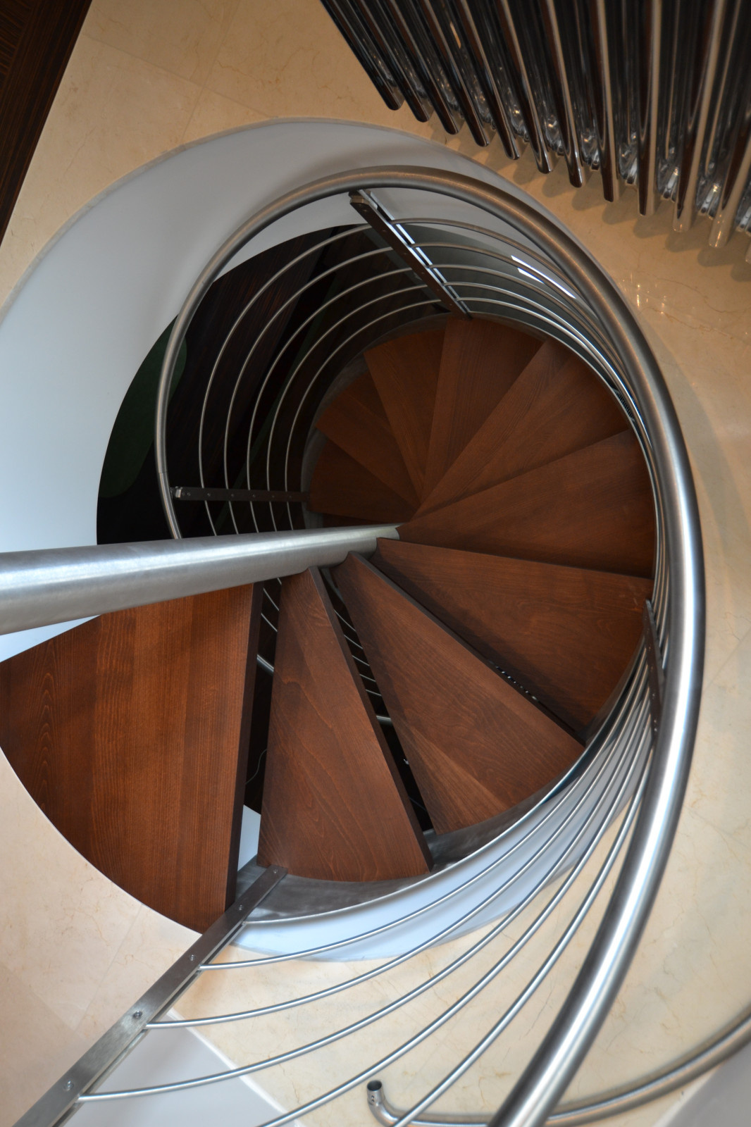 Загородный дом - расположение кухни и душевой. Реализованный проект.