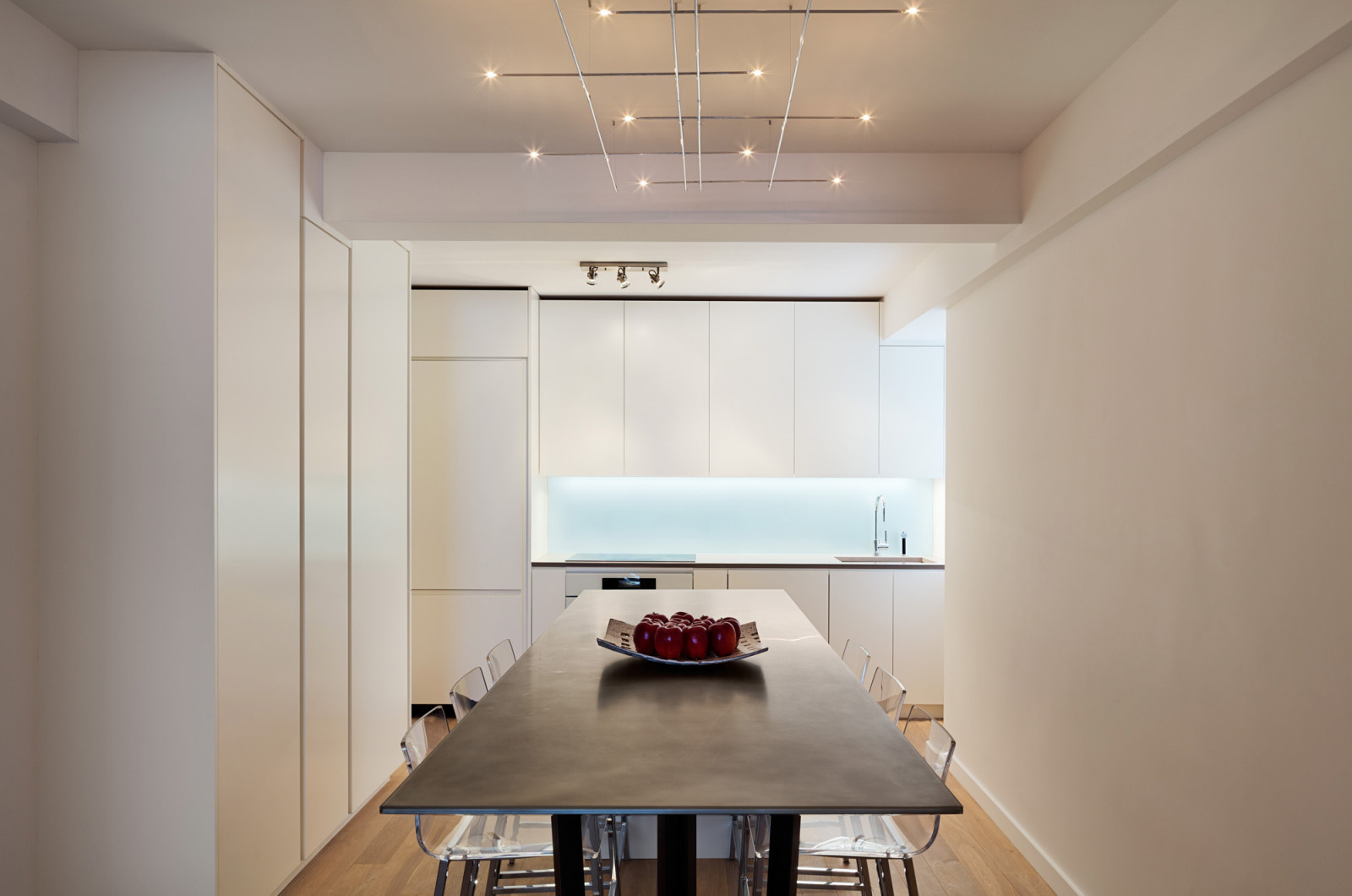 Фоновое изображение профиля Romanoff and Wood