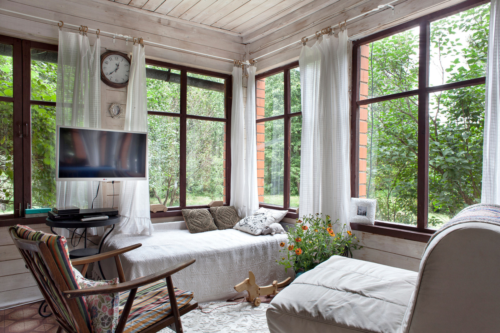 В гостях: Деревенский дачный домик с индийским шкафом