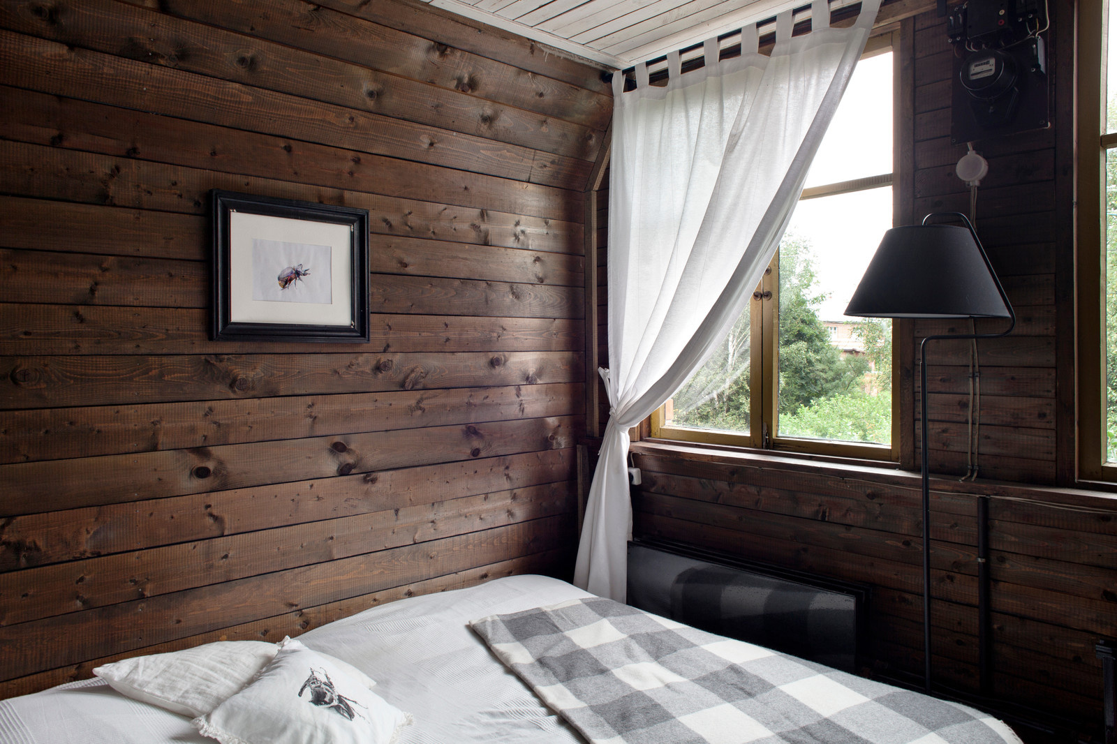 В гостях: Деревенский дачный домик с индийским шкафом