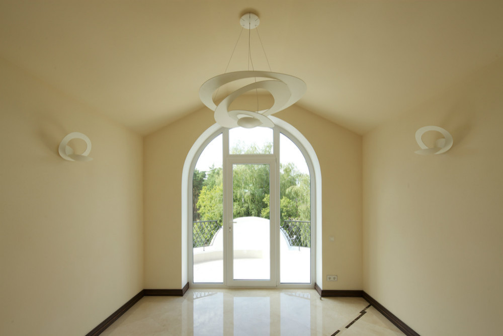 Загородный дом - мансарда, расположение кухни и душевой. Реализованный проект.