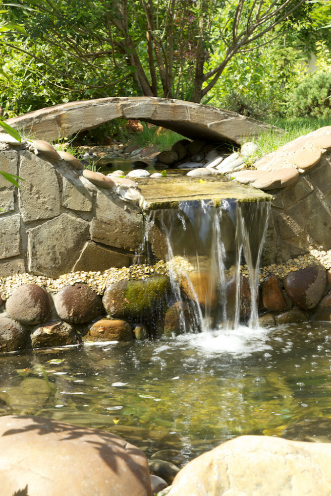 Беседка на приусадебном участке дома