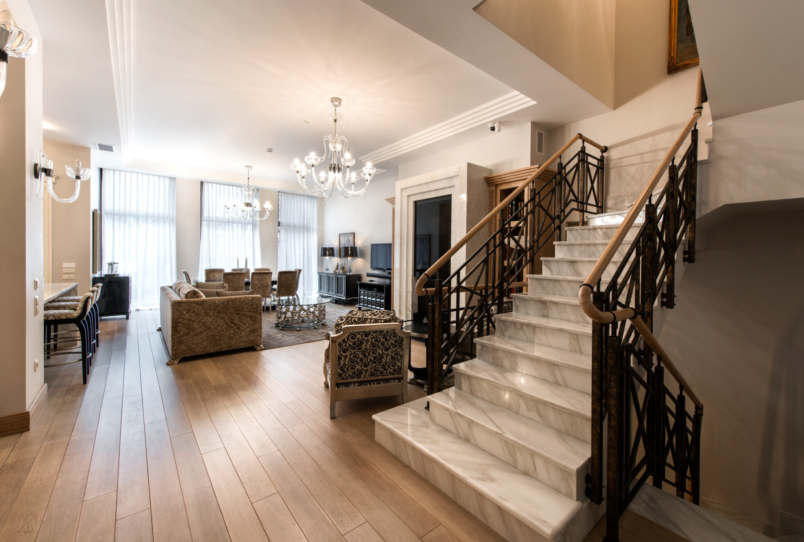 Внутридомовая лестница, облицована мрамором Calacata Oro,