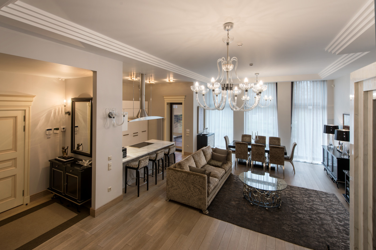 Вид на гостиную с лестницы