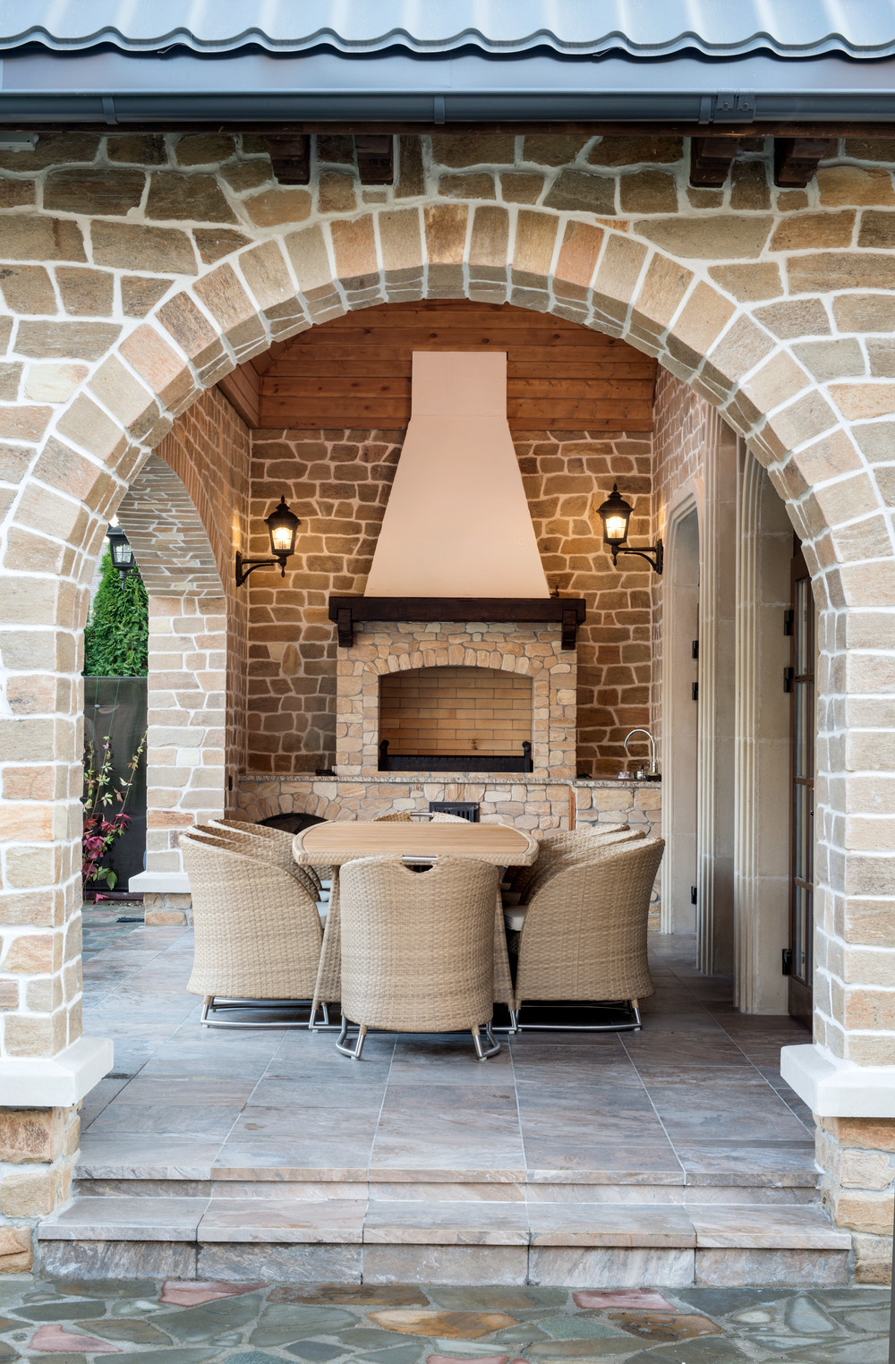 Барбекю на открытой террасе павильона