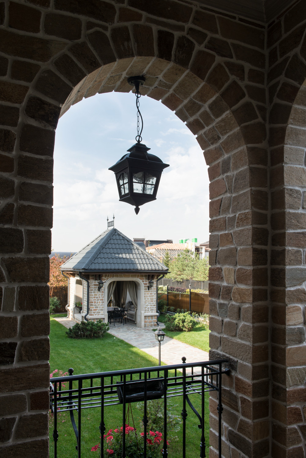 Вид с Главного крыльца дома на угловую беседку