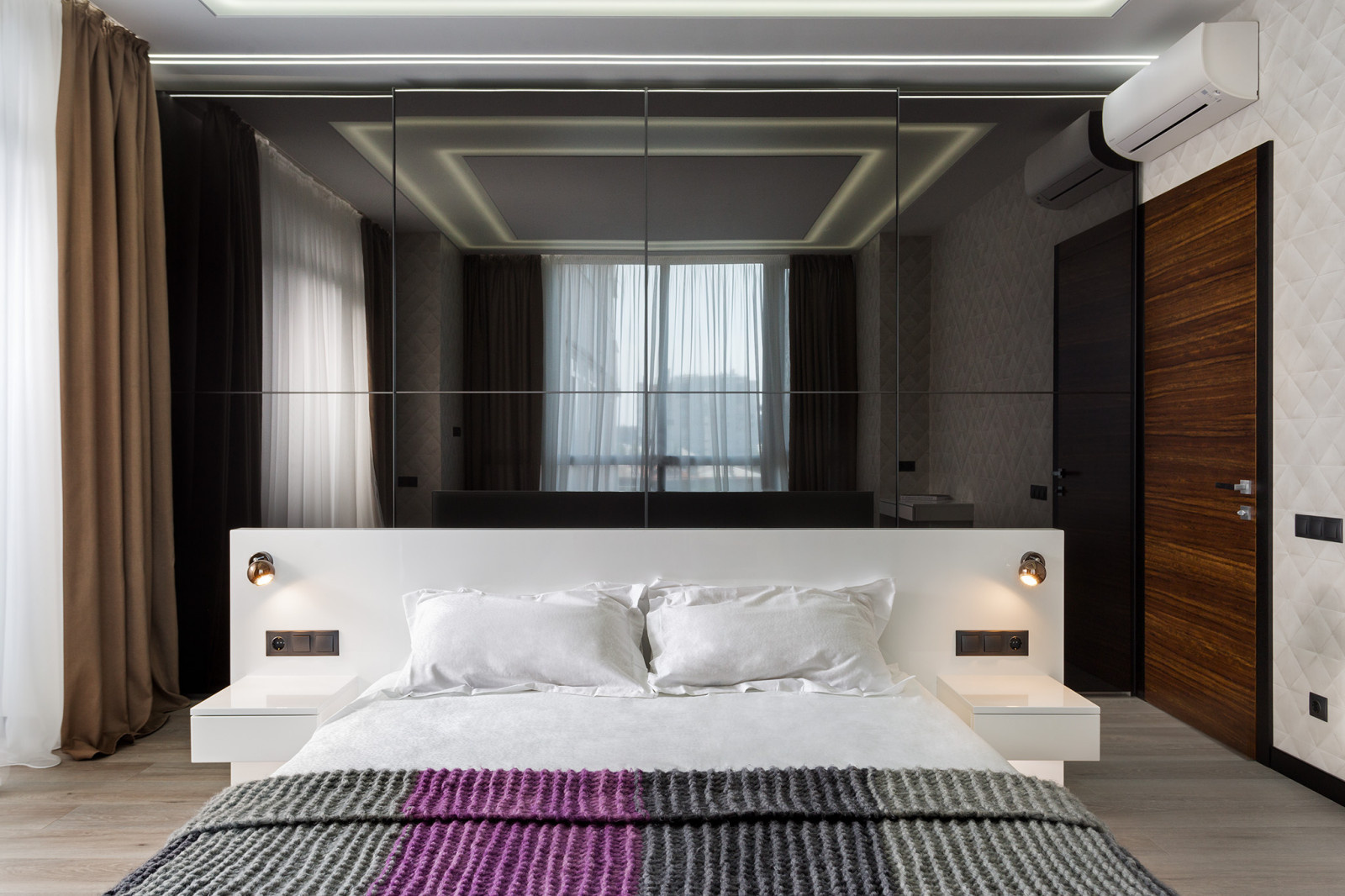 Houzz Украина: Лаконичный интерьер с игрой света и телевизорами