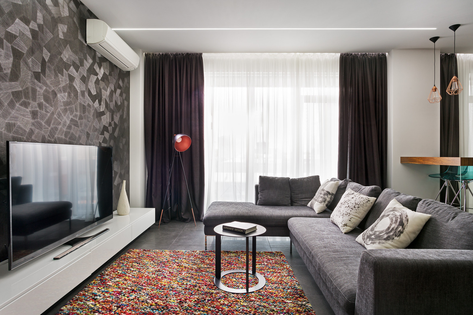 Houzz Украина: Лаконичный интерьер с игрой света и телевизорами