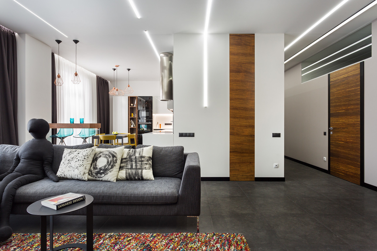 Houzz Украина: Лаконичный интерьер с игрой света и телевизорами