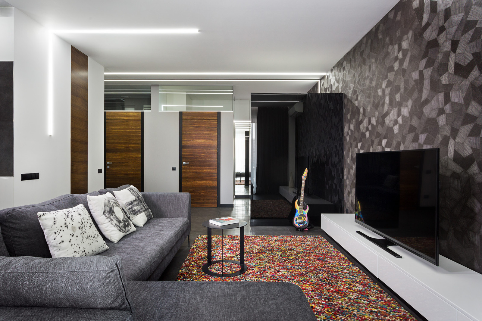 Houzz Украина: Лаконичный интерьер с игрой света и телевизорами