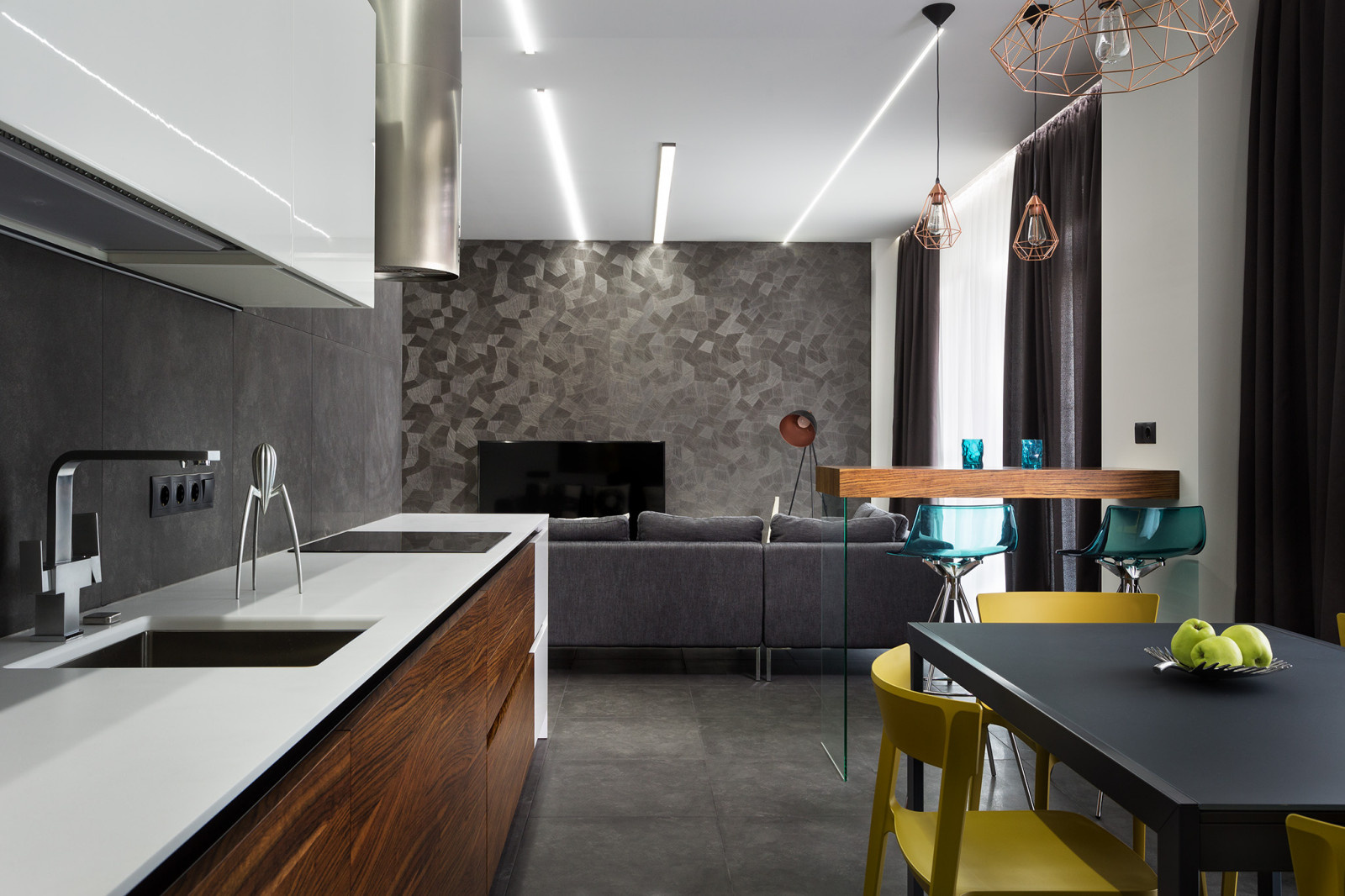 Houzz Украина: Лаконичный интерьер с игрой света и телевизорами