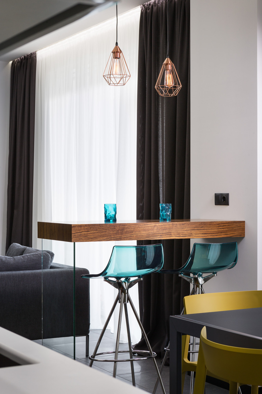 Houzz Украина: Лаконичный интерьер с игрой света и телевизорами